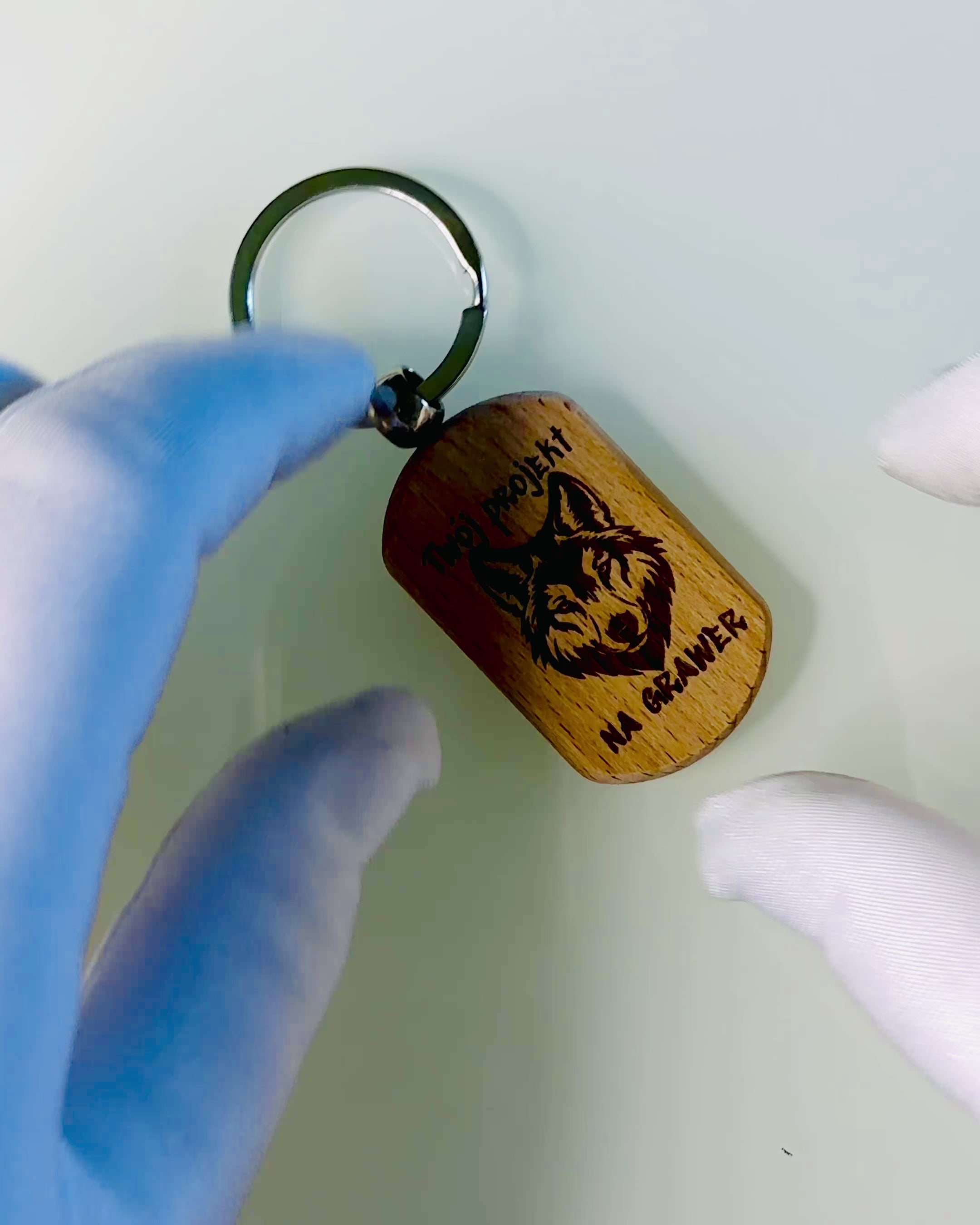 Elegant træ-nøglering med mulighed for personlig gravering – ideel som gave