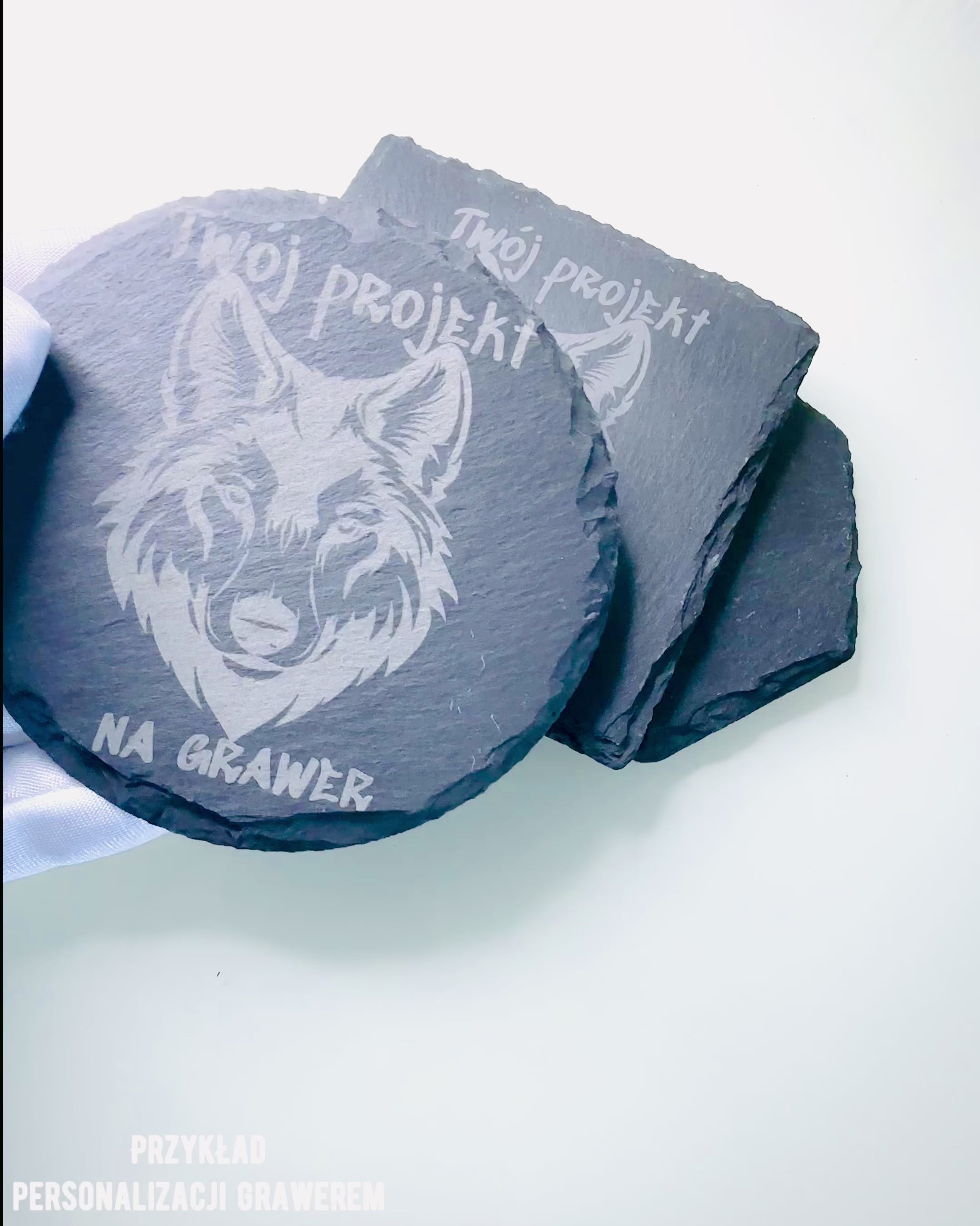 Underlag til kaffe, te af naturlig sten med personlig gravering – Firkant, cirkel, sekskant, 10 cm