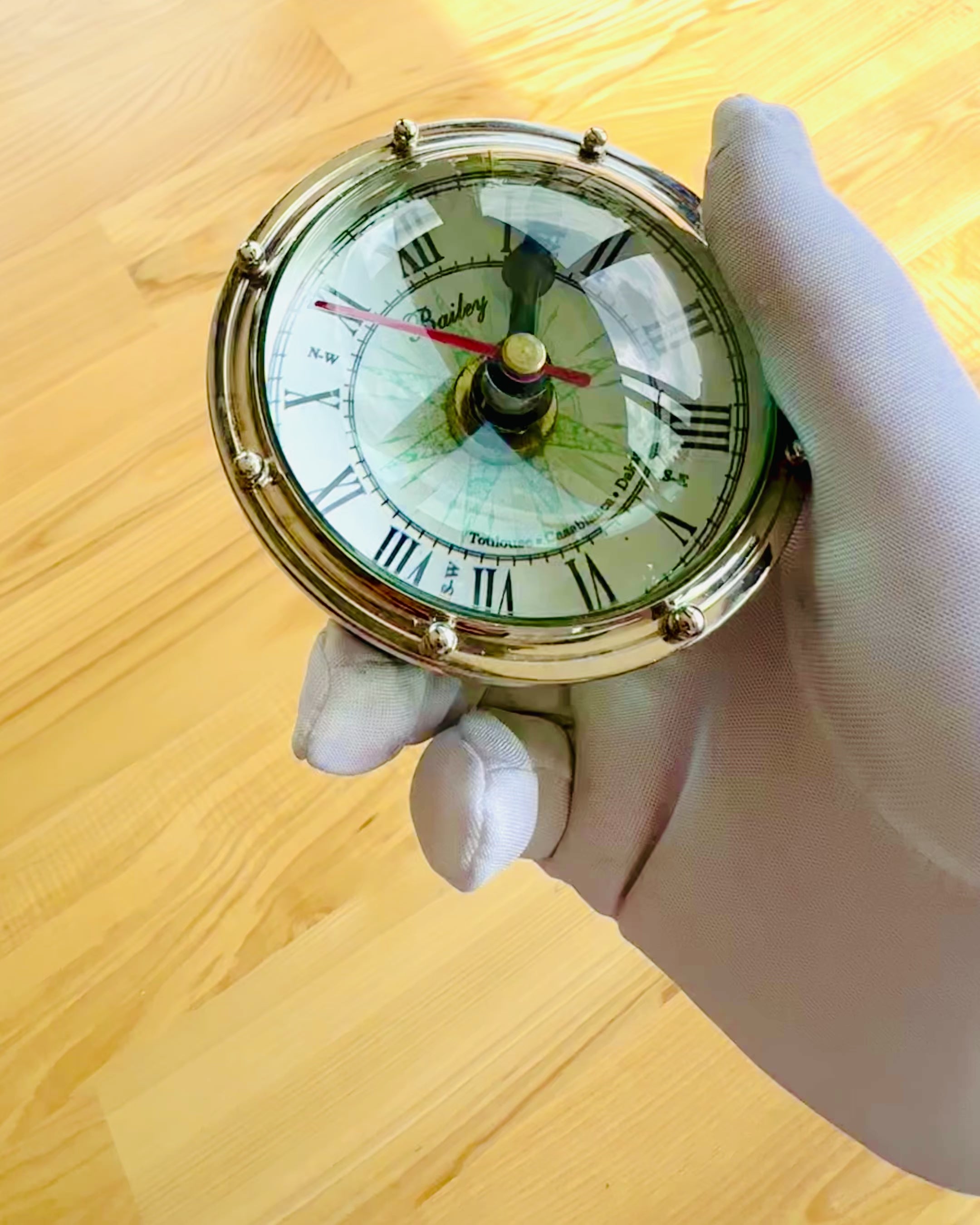 Bailey Compass Clock - Elegant ur med kompasmotiv med mulighed for gravering