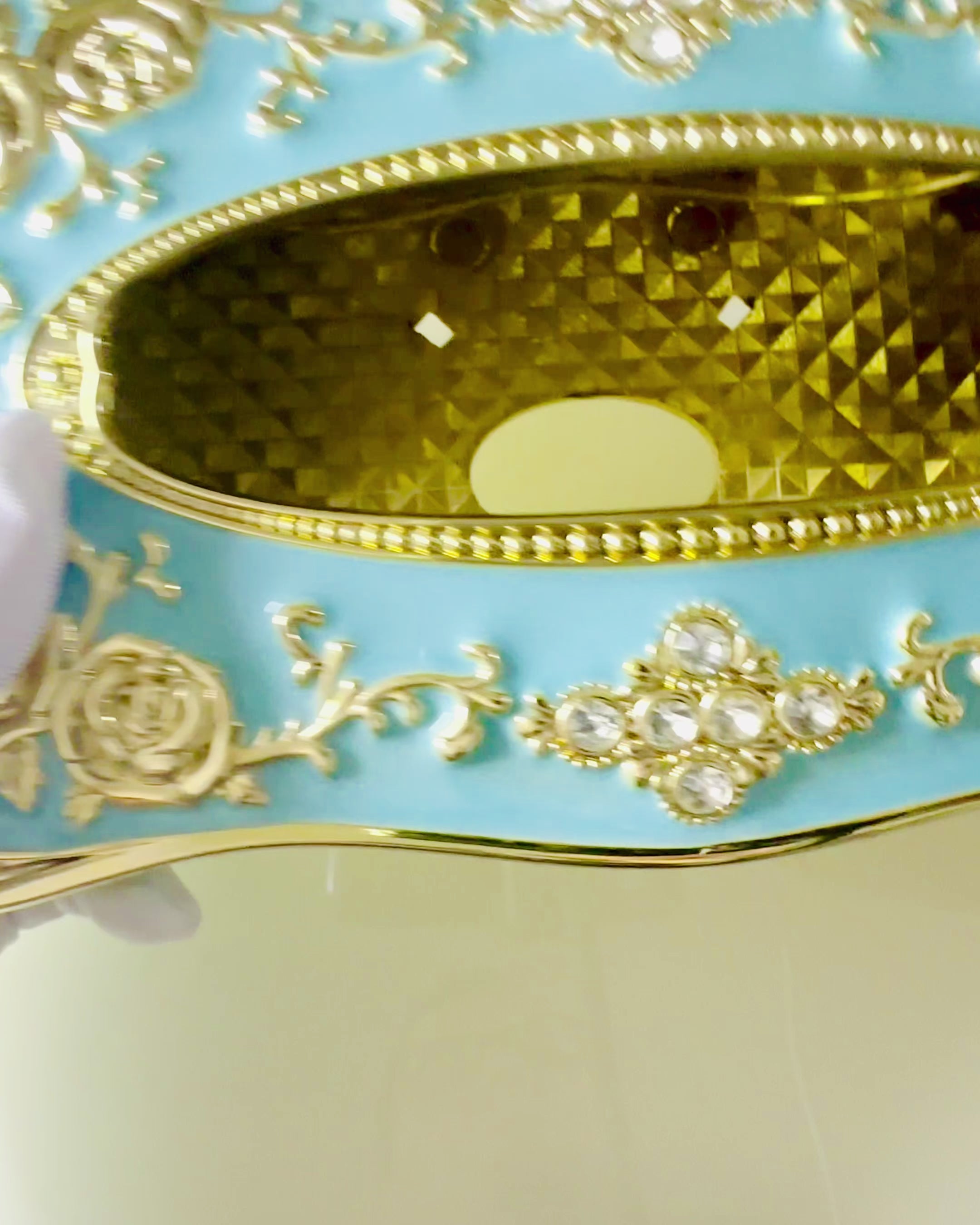 Luksusæske til Servietter med Præget Rosenmønster og Elegante Håndtag