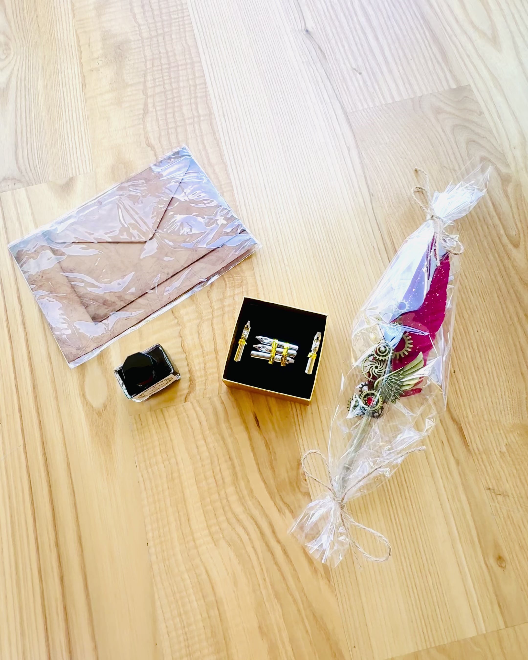 Gavesæt - Bordeaux-Lilla Gåsefjerpen "Steampunk Elegance" med Mulighed for Gravering, til gave