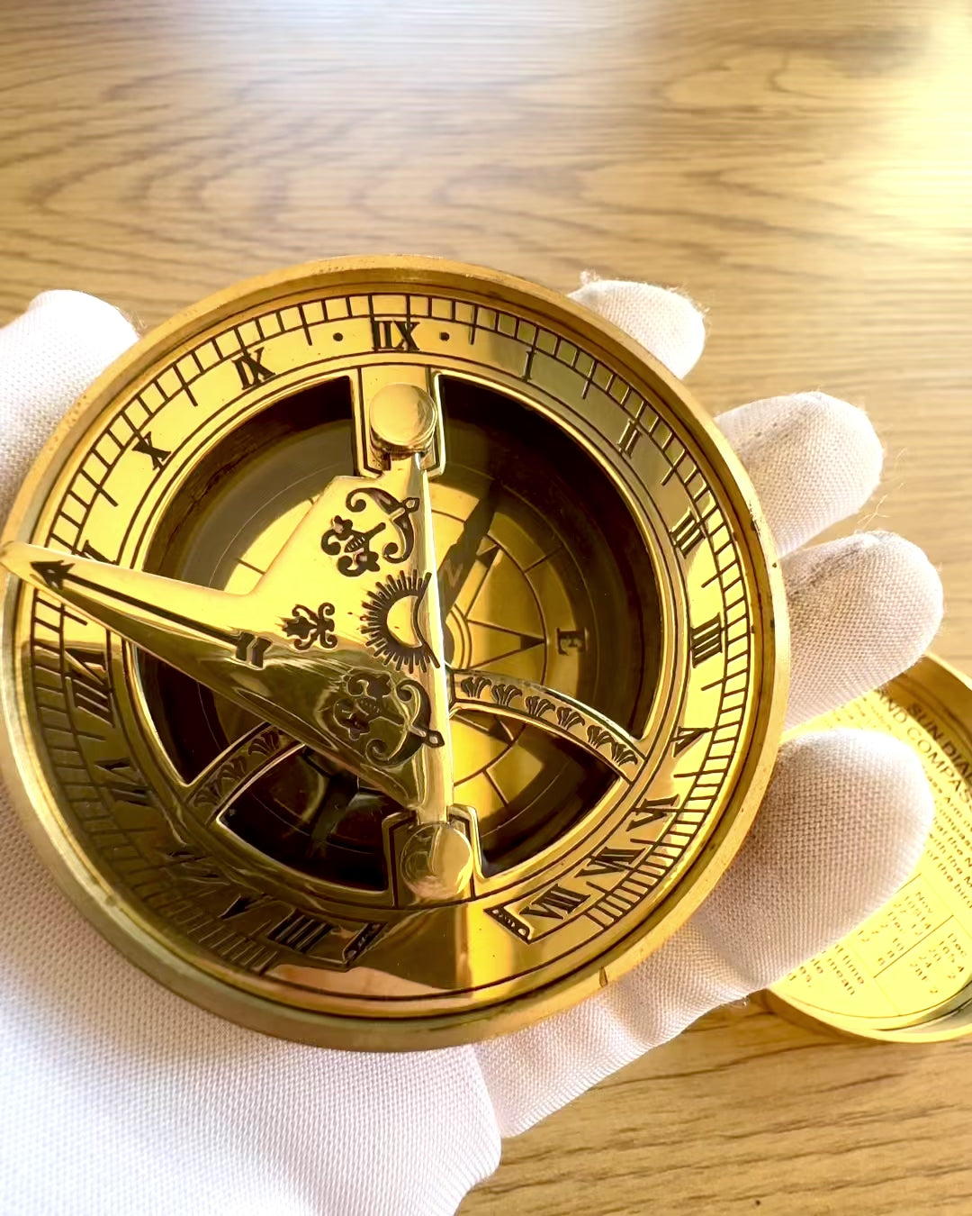 Solkompas Voyager 7cm – messing solur med kompas, tilpasning med gravering som gave