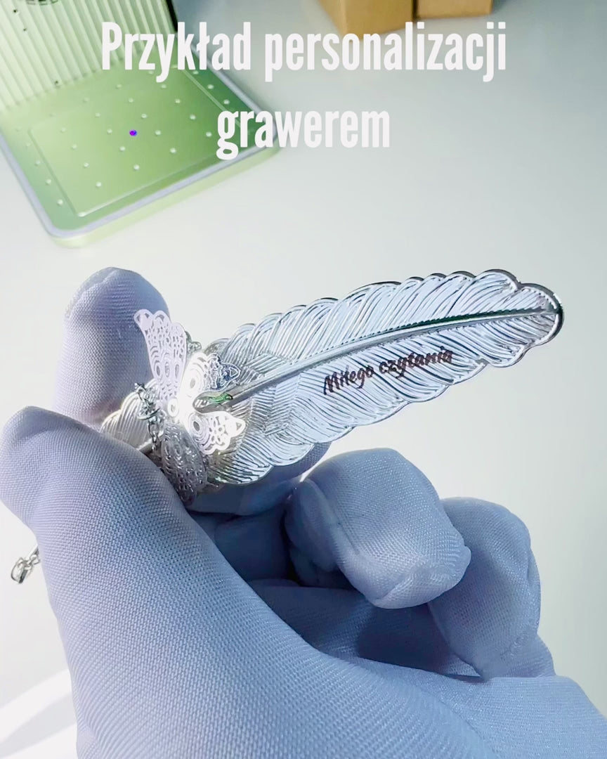 Kreativ Bogmærke i Retro Stil med Fjer og Sommerfugl Motiv – Elegant Gave til mor, lærer, Promoverende, Farve Sølv/lyserød