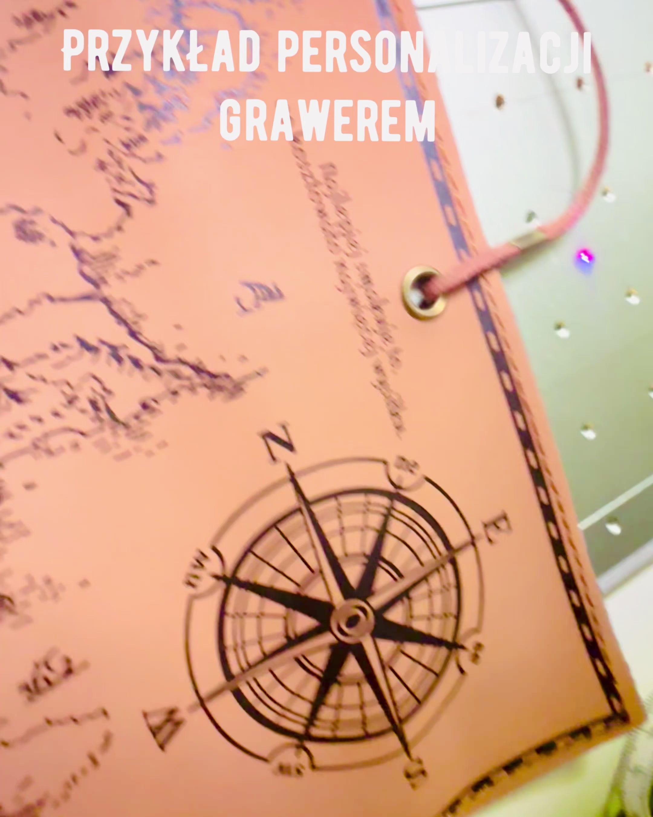 Retro Lys brun - mat, læder Penalhus i Rejsendes Stil med Verdenskort – Praktisk og Rummelig. Personalisering med gravering.