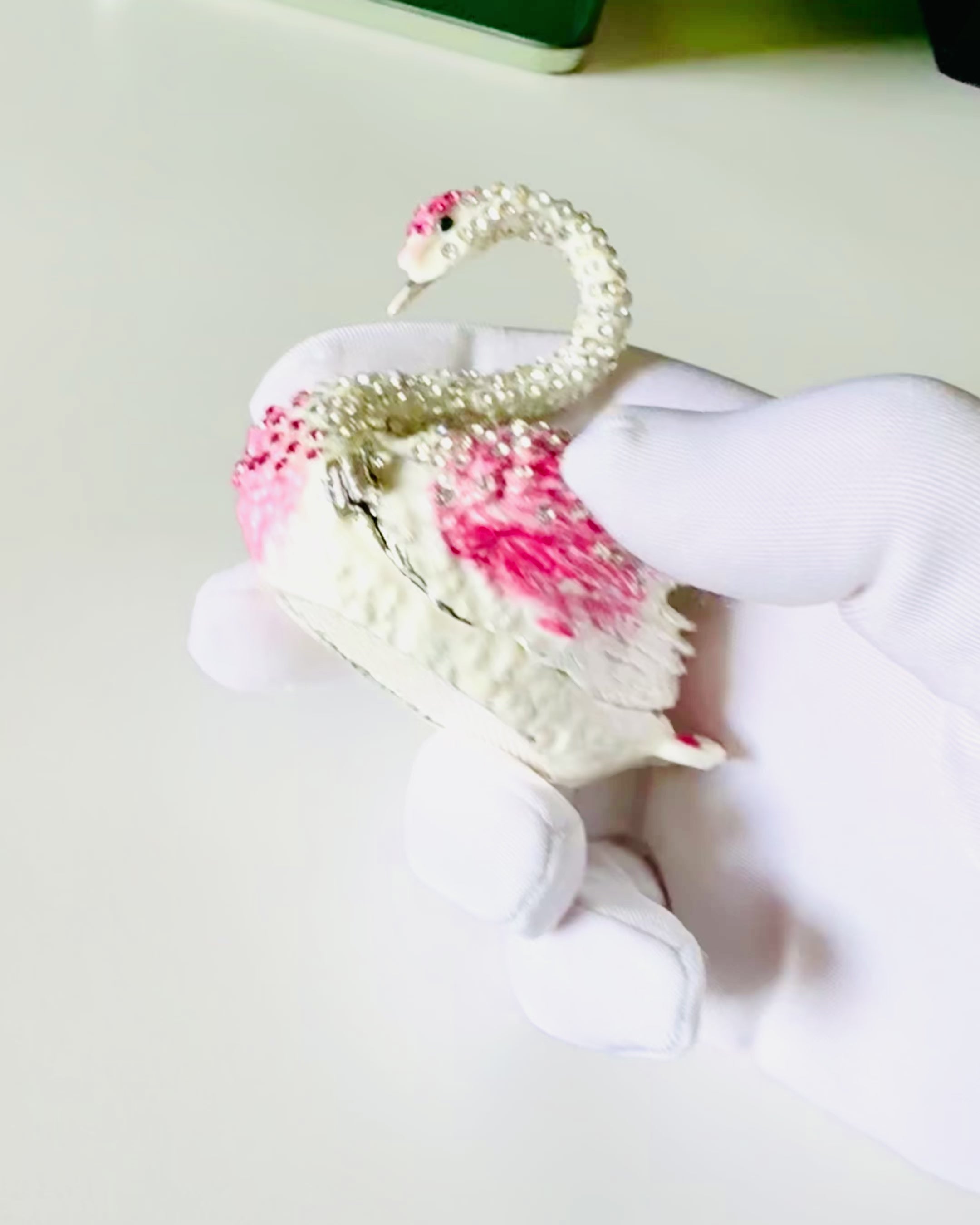 Elegant smykkeskrin "Svanens Juvel" - personalisering med gravering