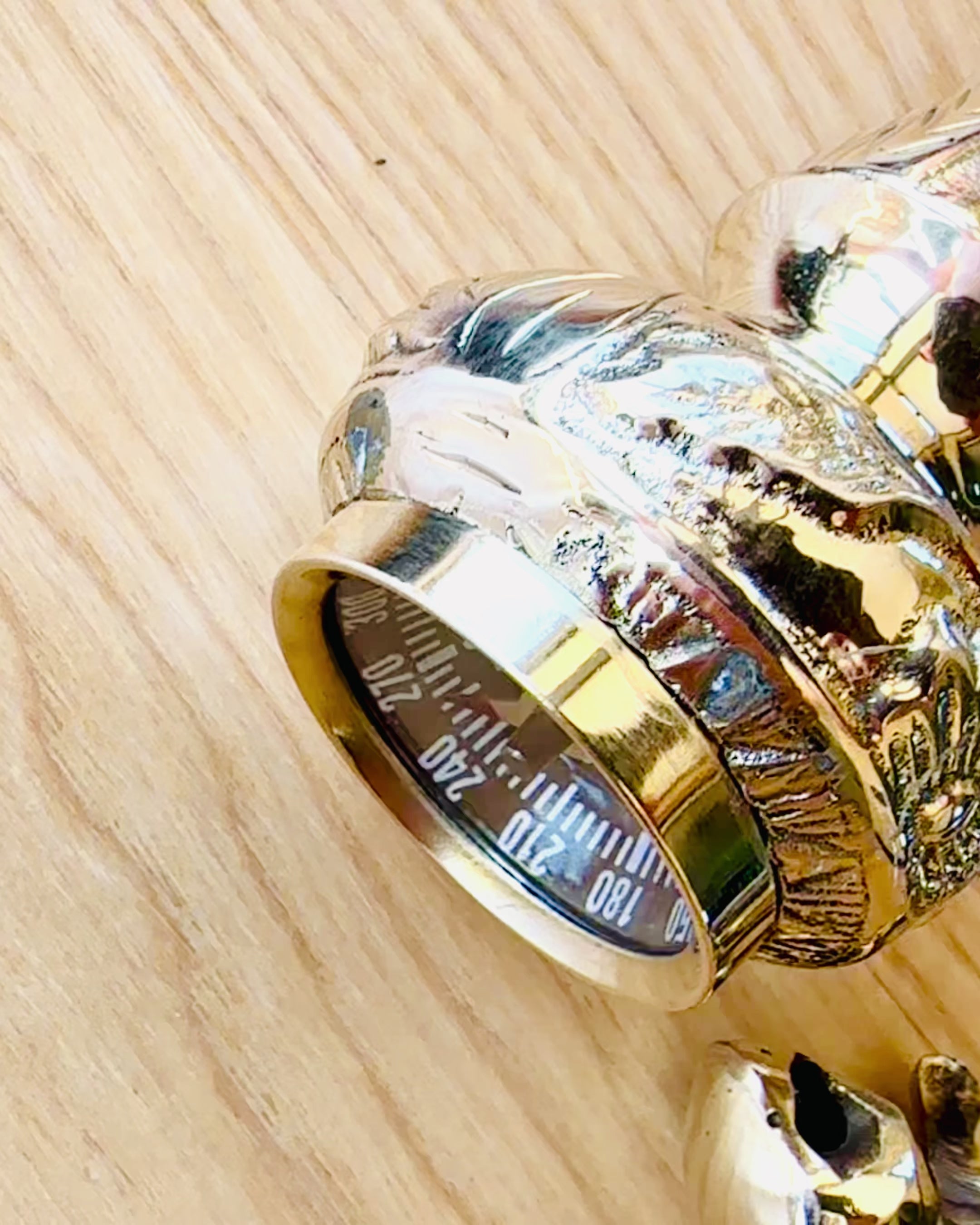 Kompasso Brown - Kærlighed til at gå - Håndskåret Træ - Eksklusiv Udgave med Mulighed for Gravering