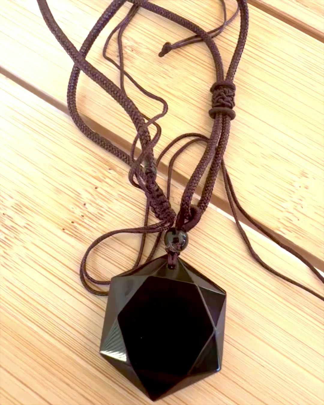 Amulet af sort obsidian "Davidsstjerne", mulighed for personlig gravering som gave