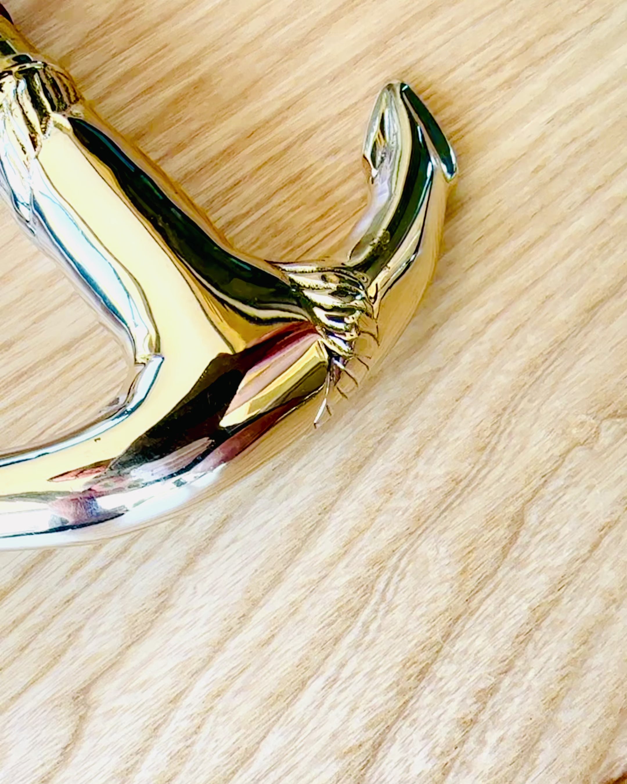 Håndskåret Rejsestok til vandring "Kongelig Vandrer" i brun med gyldne dekorationer