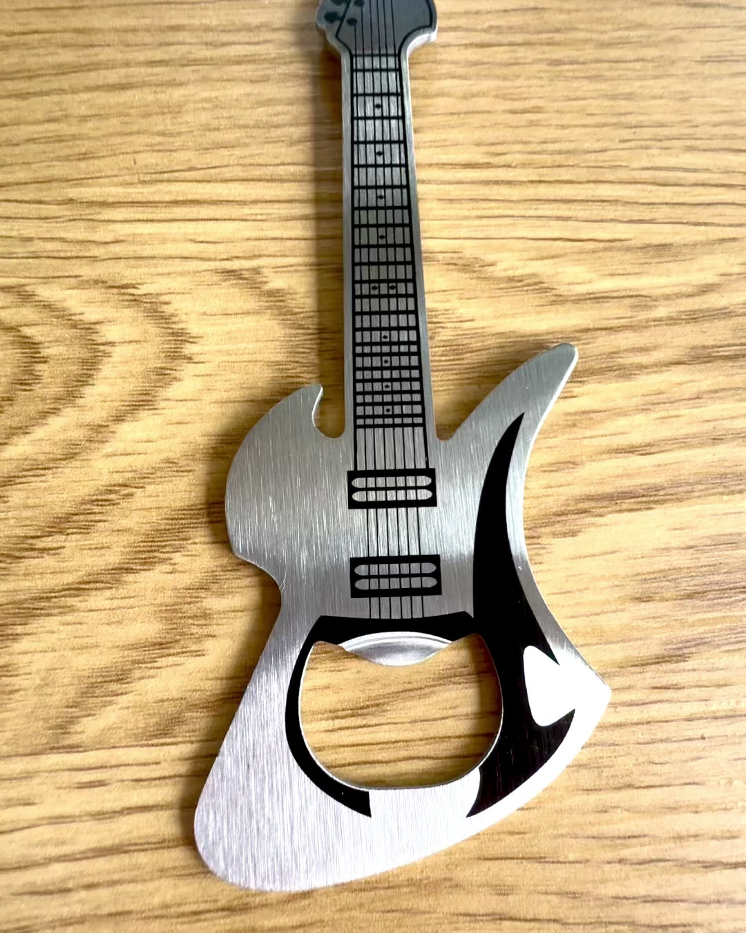 Flaskeåbner Guitar Rock'n'Open, 2 varianter, personliggørelse med gravering som gave
