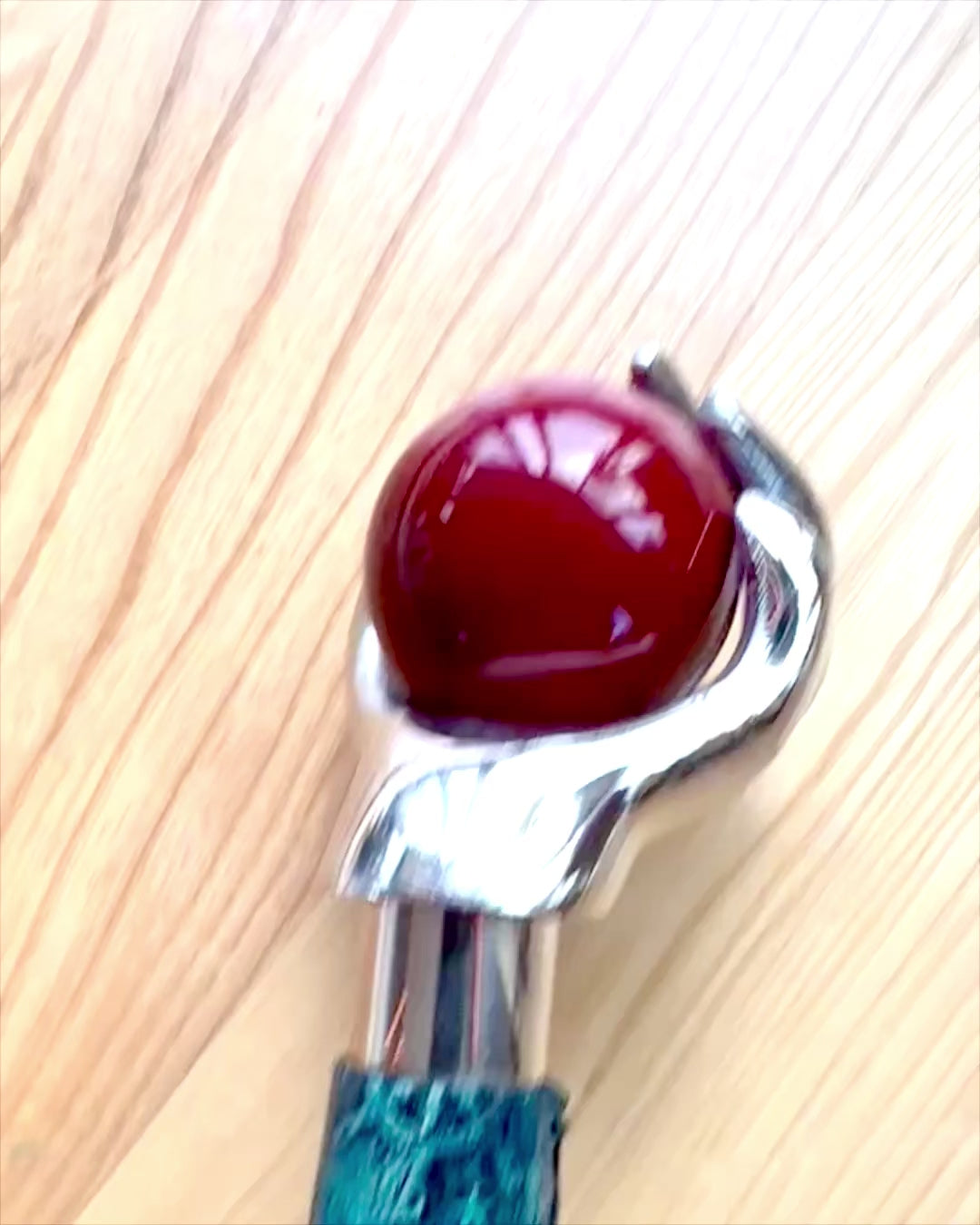 Vandrestok "Kongelig Hånd" – håndlavet med naturligt læder, mulighed for personlig gravering