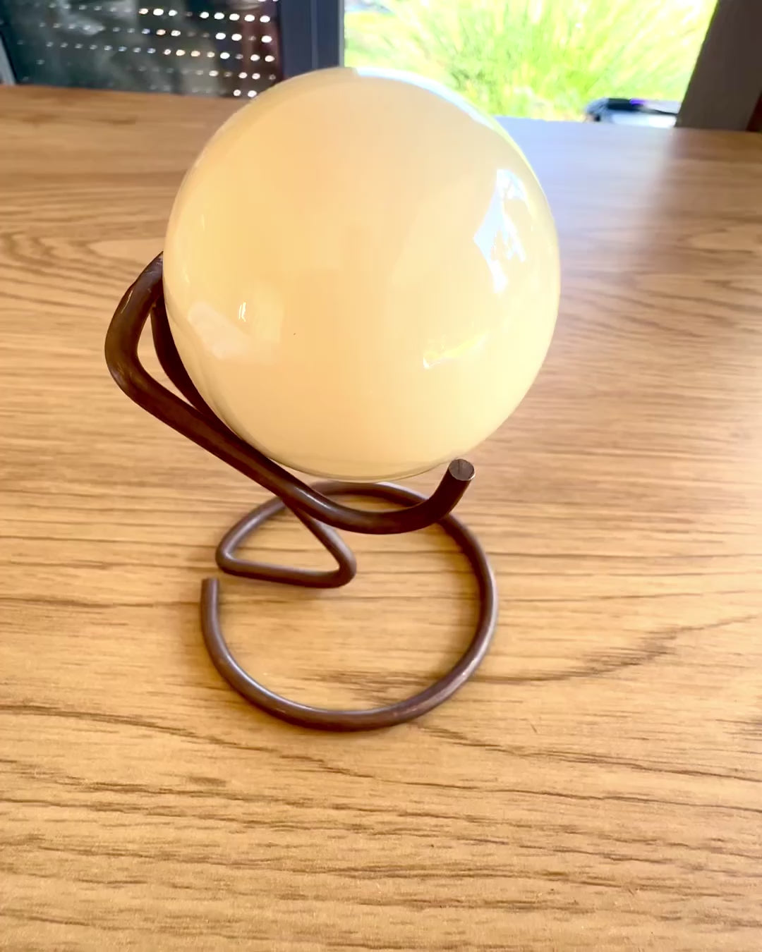 Billardkugle på messingbase, mulighed for tilpasning med gravering som gave