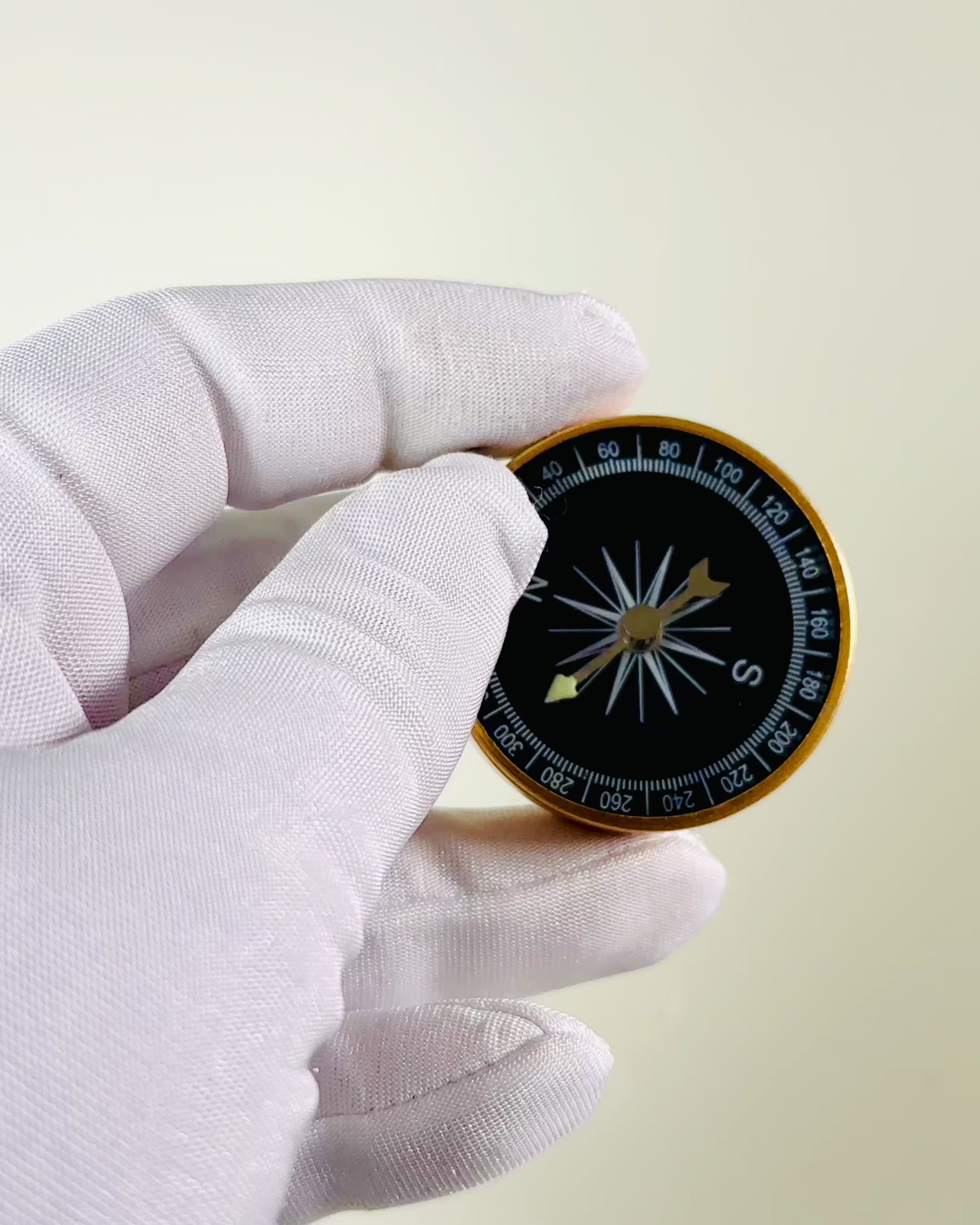 Kompakt Navigationskompas med Metalfinish – En Uundværlig for Enhver Rejsende, med Gravering