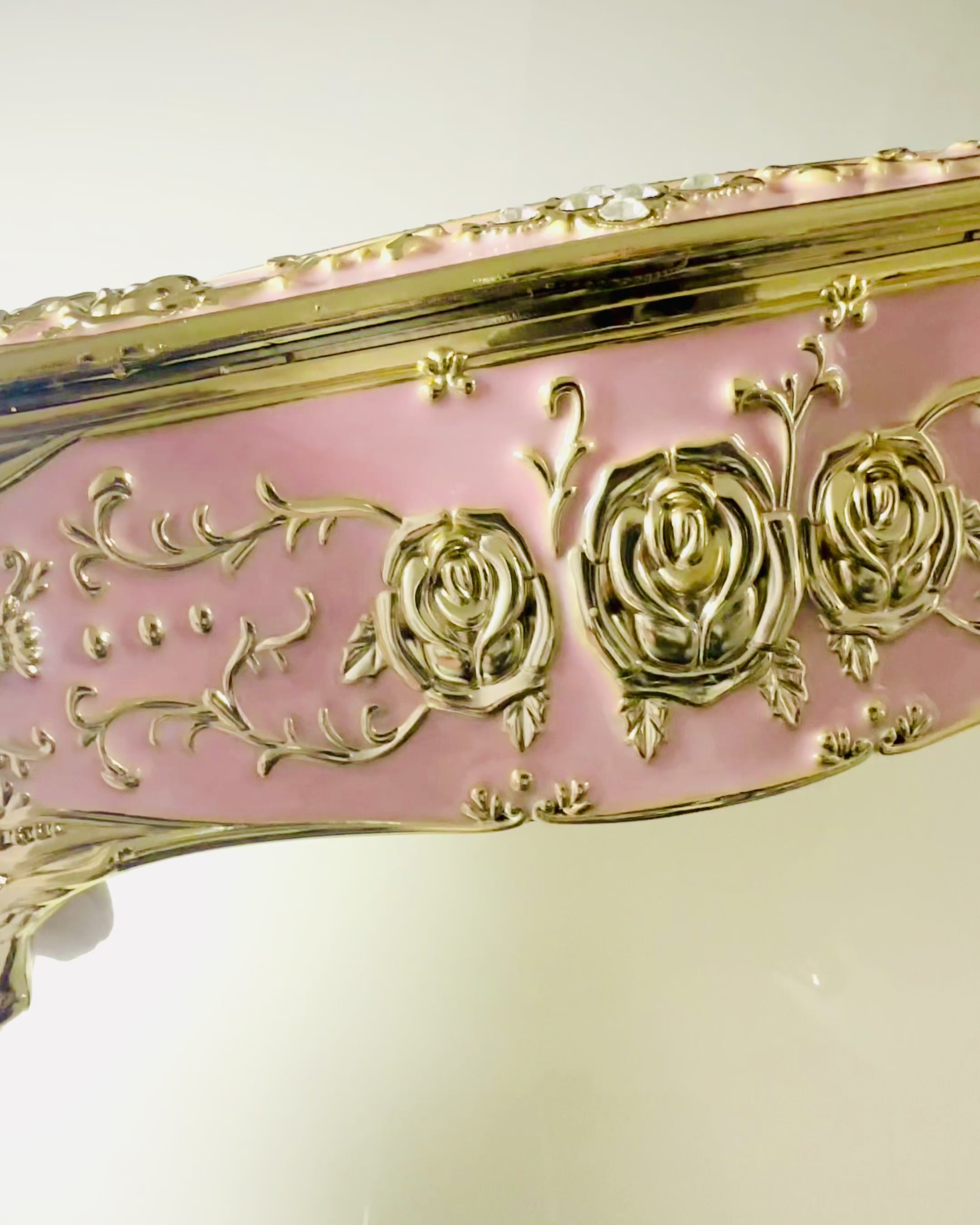 Elegant lyserød æske til servietter med præget roser – luksuriøst indslag til stuen, hotellet eller klubben