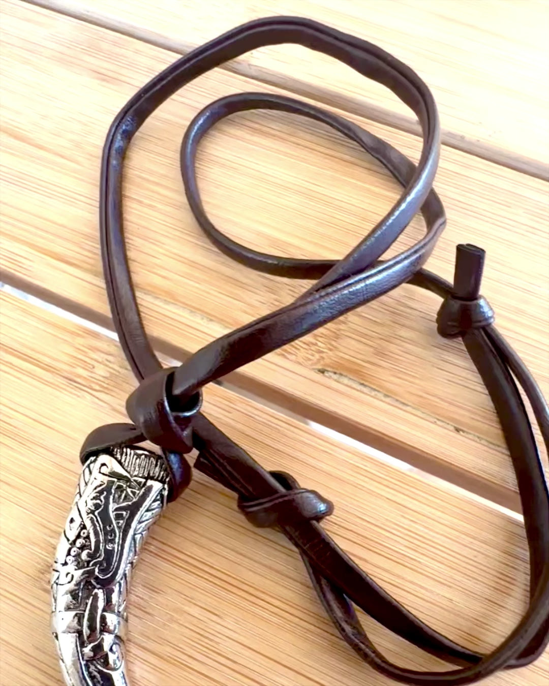 Wilczy Kieł i rustfrit stål – Amulet af Mod, halskæde med mulighed for personlig gravering som gave