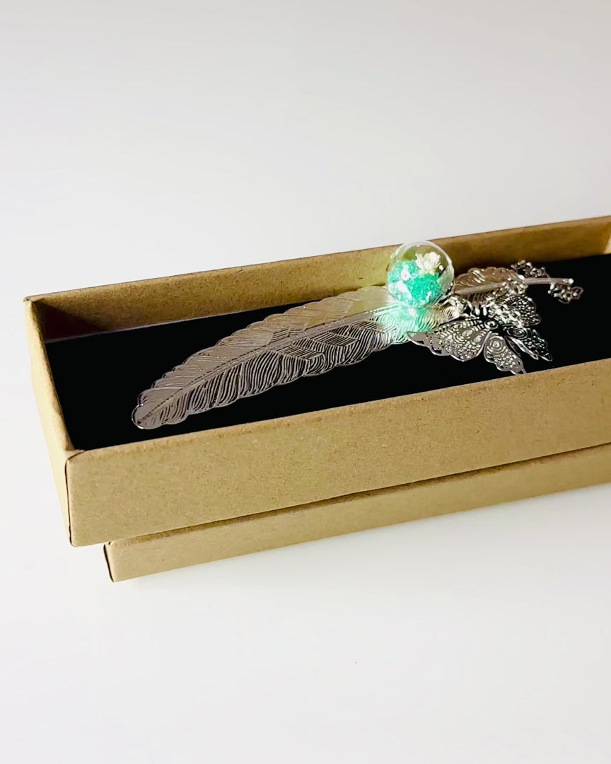 Kreativ Bogmærke i Retro Stil med Fjer og Sommerfugl Motiv – Elegant Gave til mor, lærer, Promoverende, Farve Sølv/lyserød