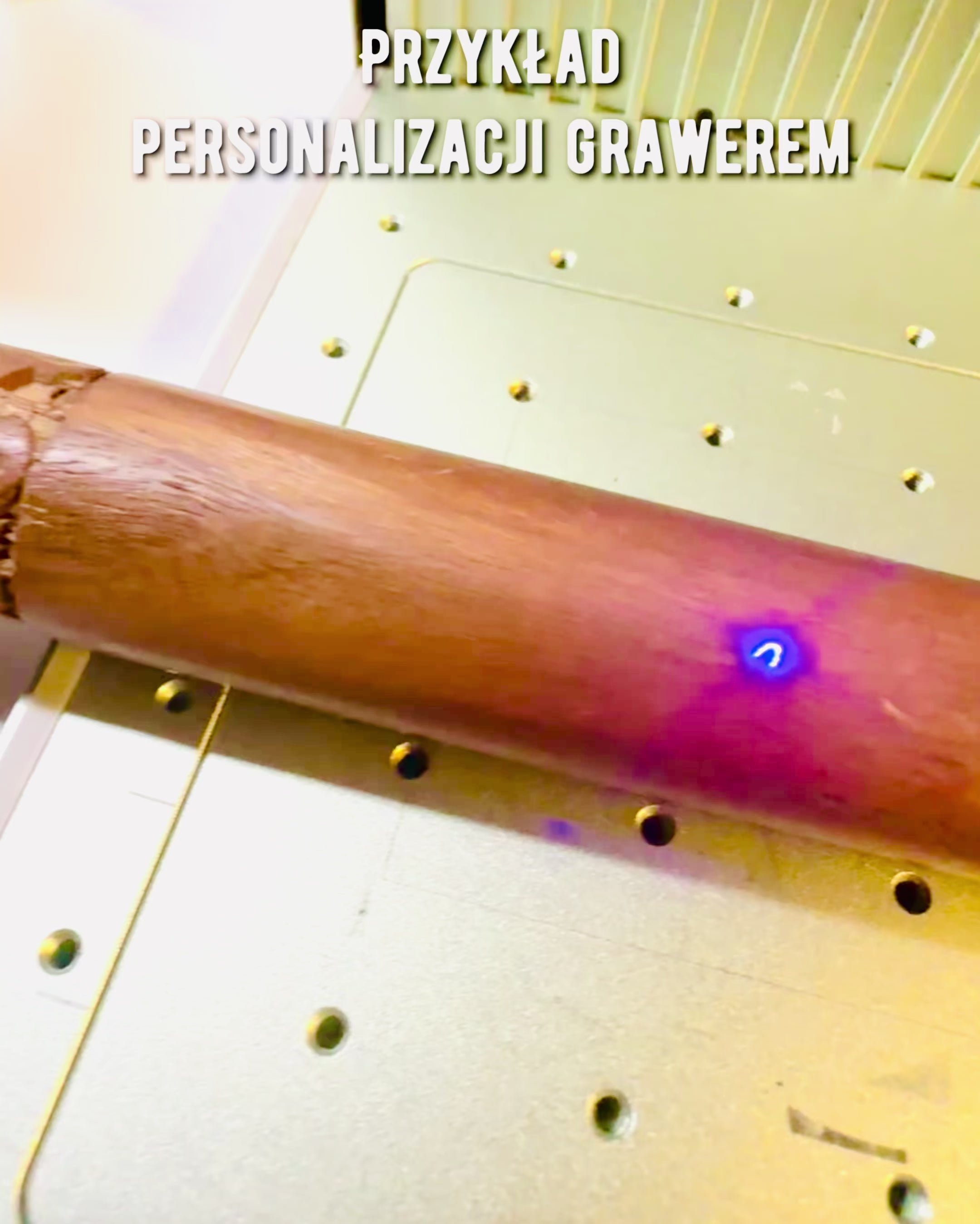 Spadserestok 'Wolf' - Indisk Mango Træ med Mulighed for Gravering, brun med udskåret mønster