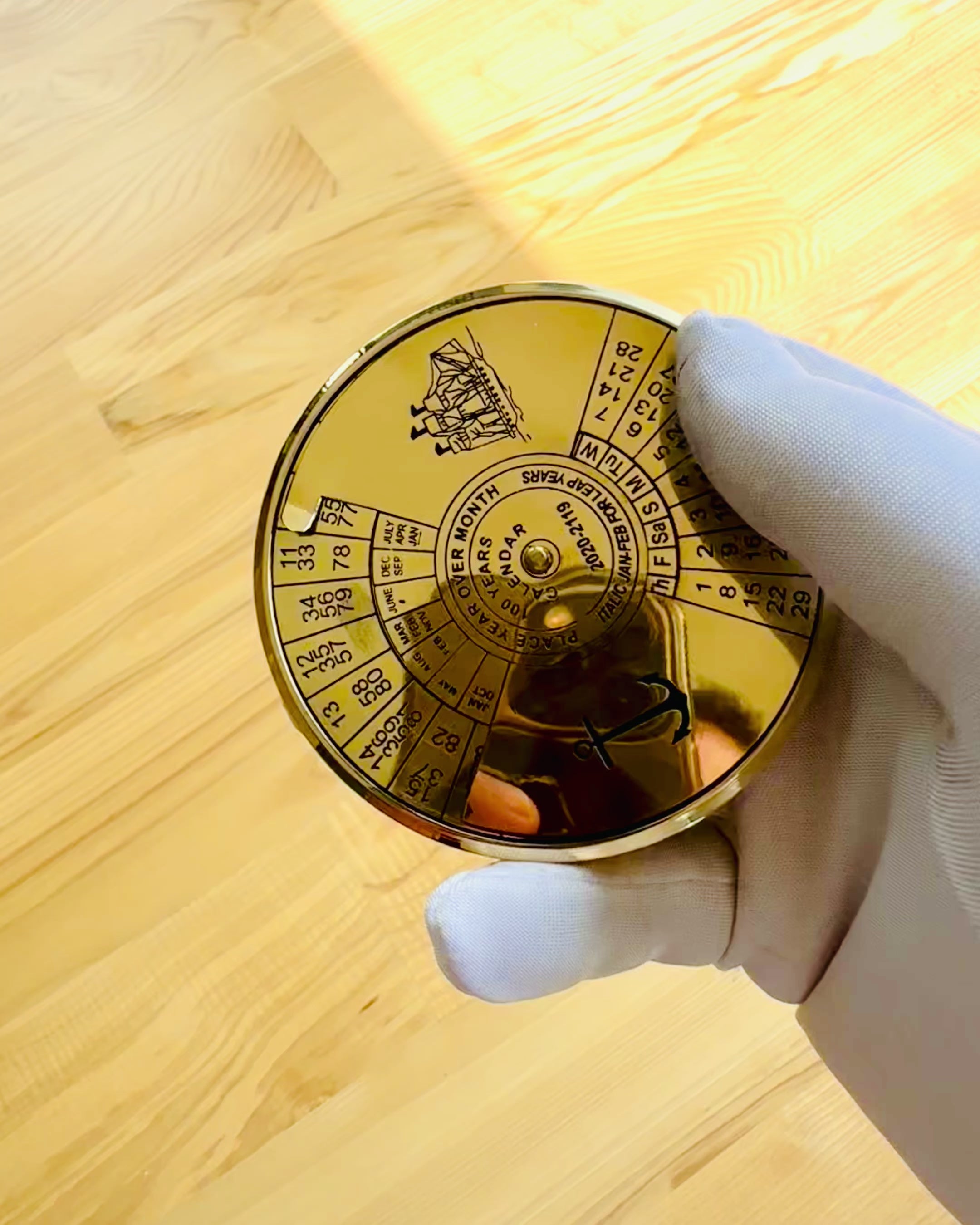 Kalendarium for Evigheden "Morski Żagiel" – Messing 100-års Kalender - mulighed for gravering som gave