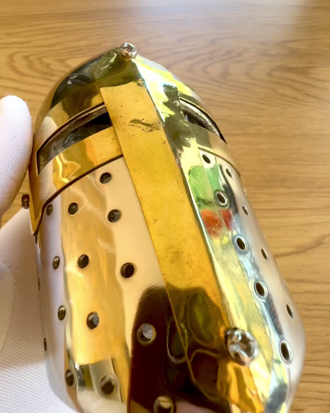 Mini Riddershjelm „Guardian” af messing – håndlavet, 12 cm, mulighed for tilpasning med gravering som gave