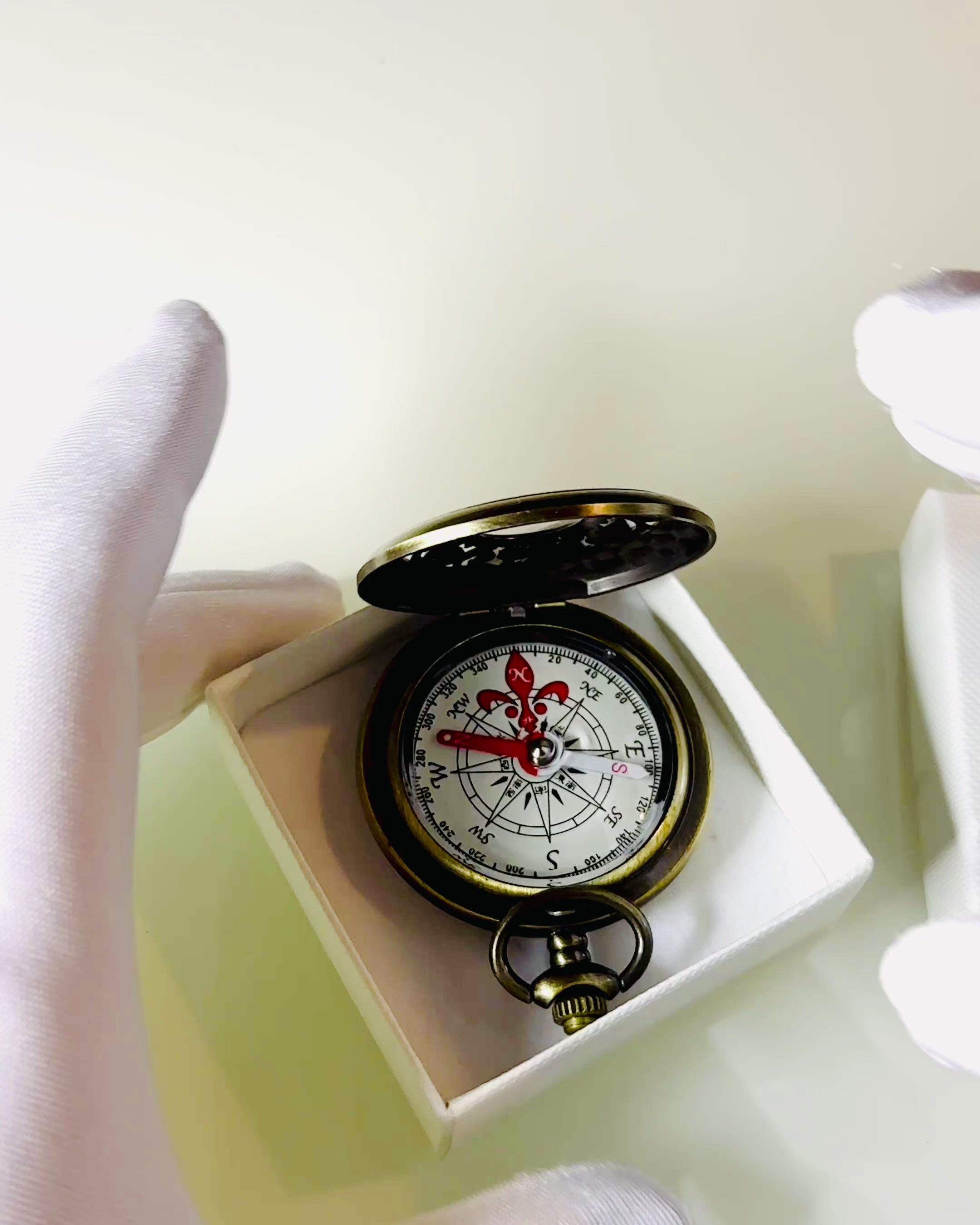 Vintage Navigationskompas med Filigranmønster – brun-guld farve