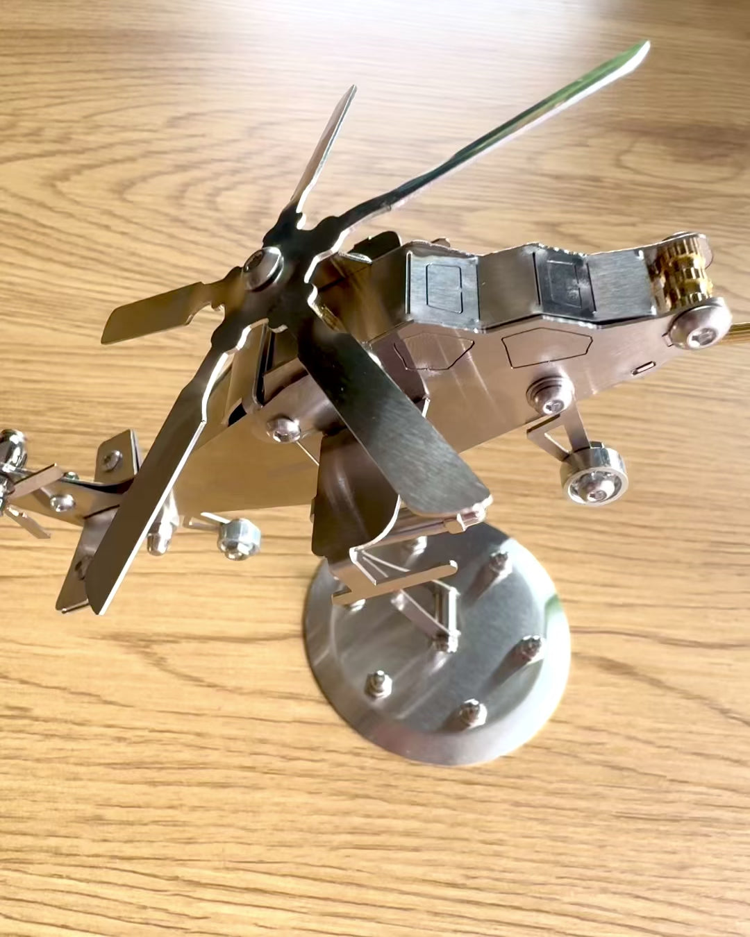 Metalmodel af helikopteren "SkyRider" – Justerbart skrivebordsstativ med personlig gravering som gave