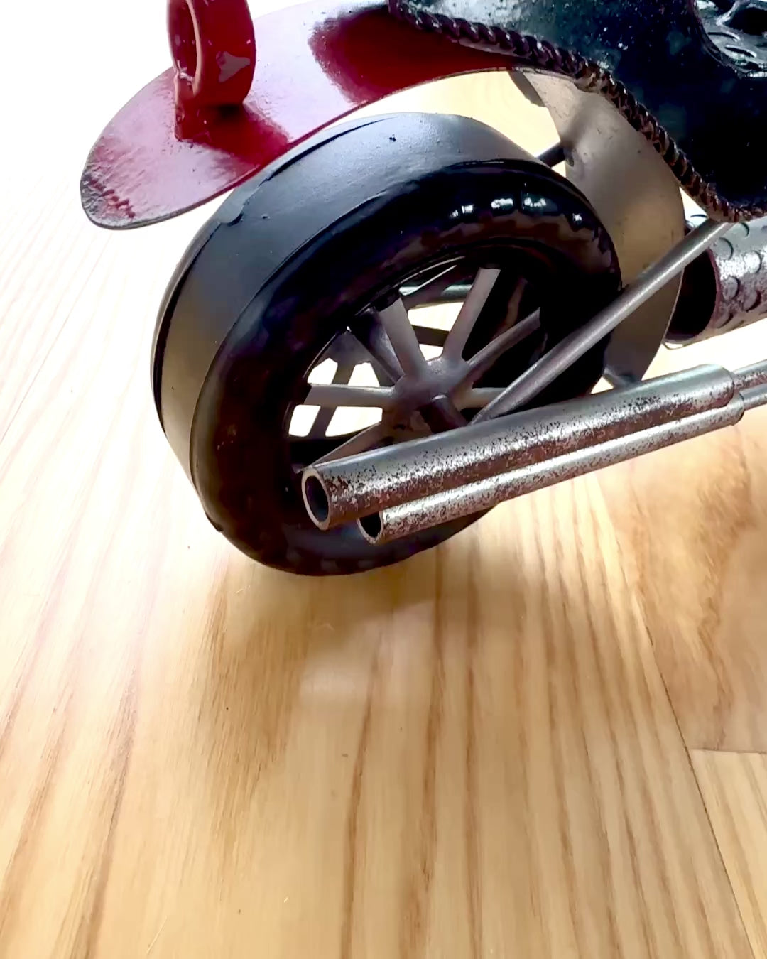 Metalvinreol 40 cm lang, formet som en motorcykel med mulighed for gravering som gave