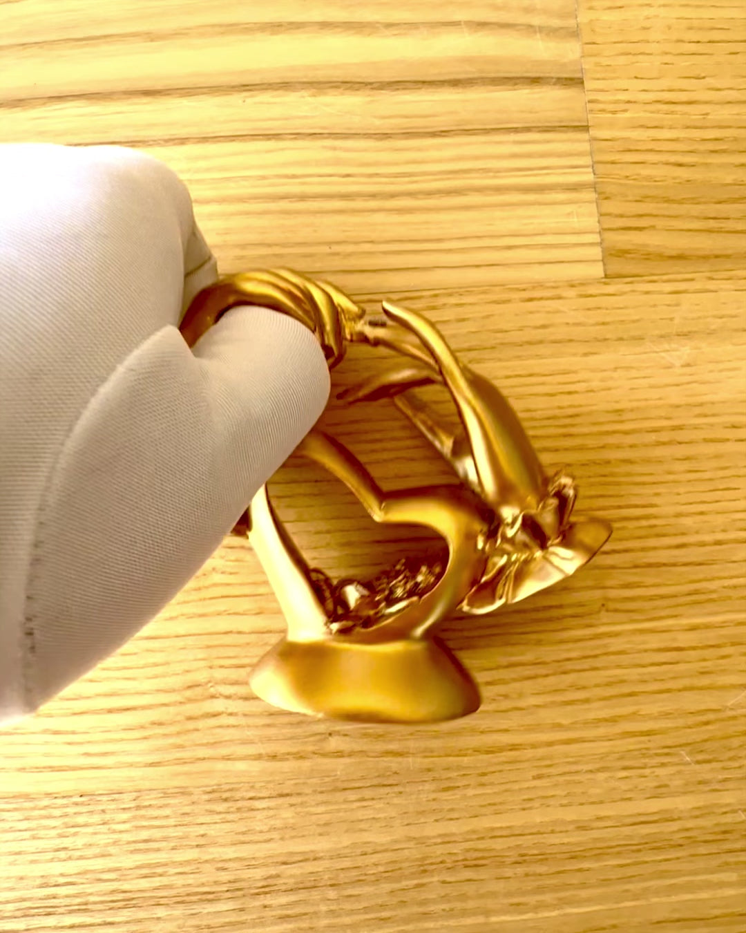 Figur "Berøring af Kærlighed" 10 cm høj, med Mulighed for Gravering som gave