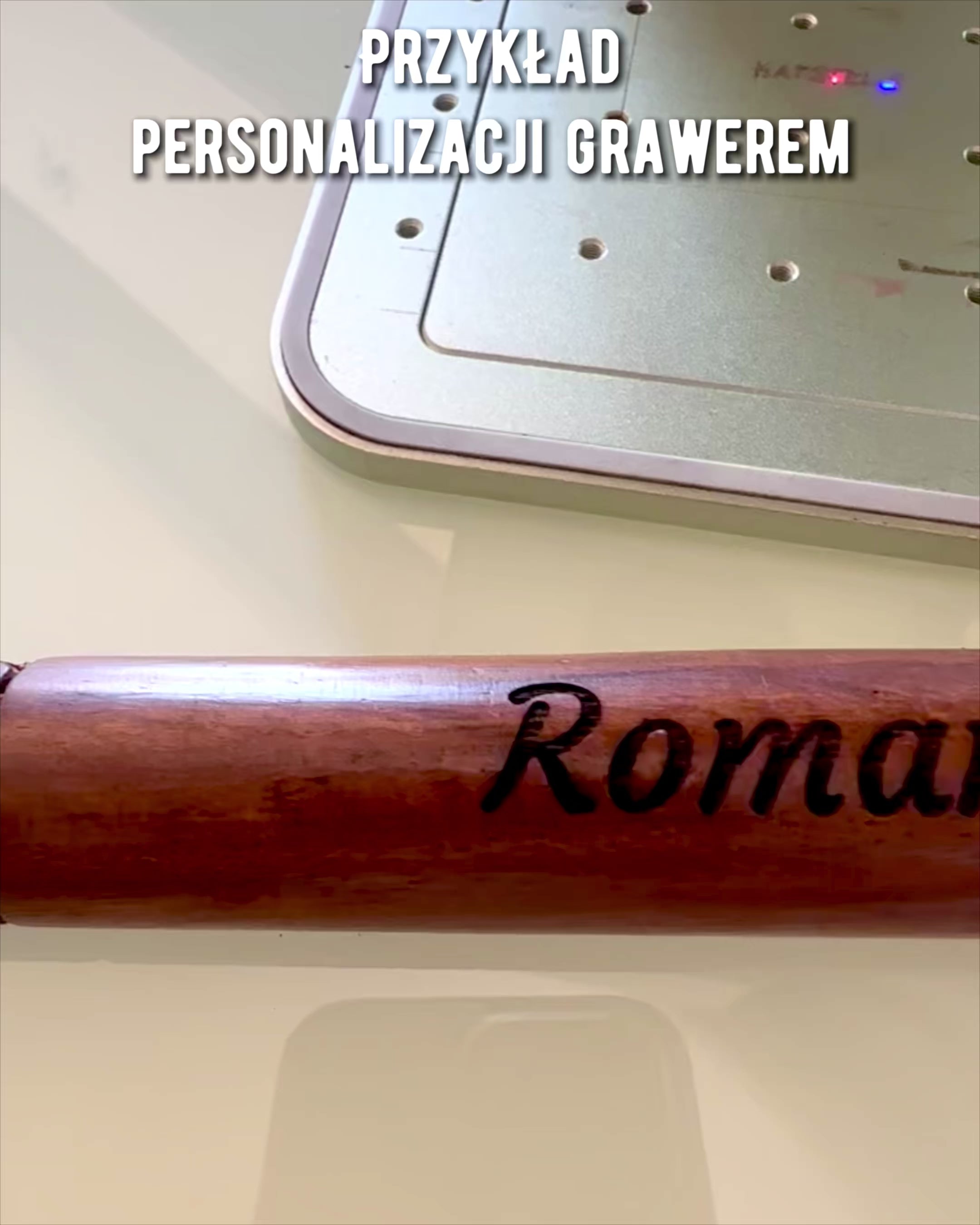 Håndskåret Rejsestok til vandring "Kongelig Vandrer" i brun med mønstre