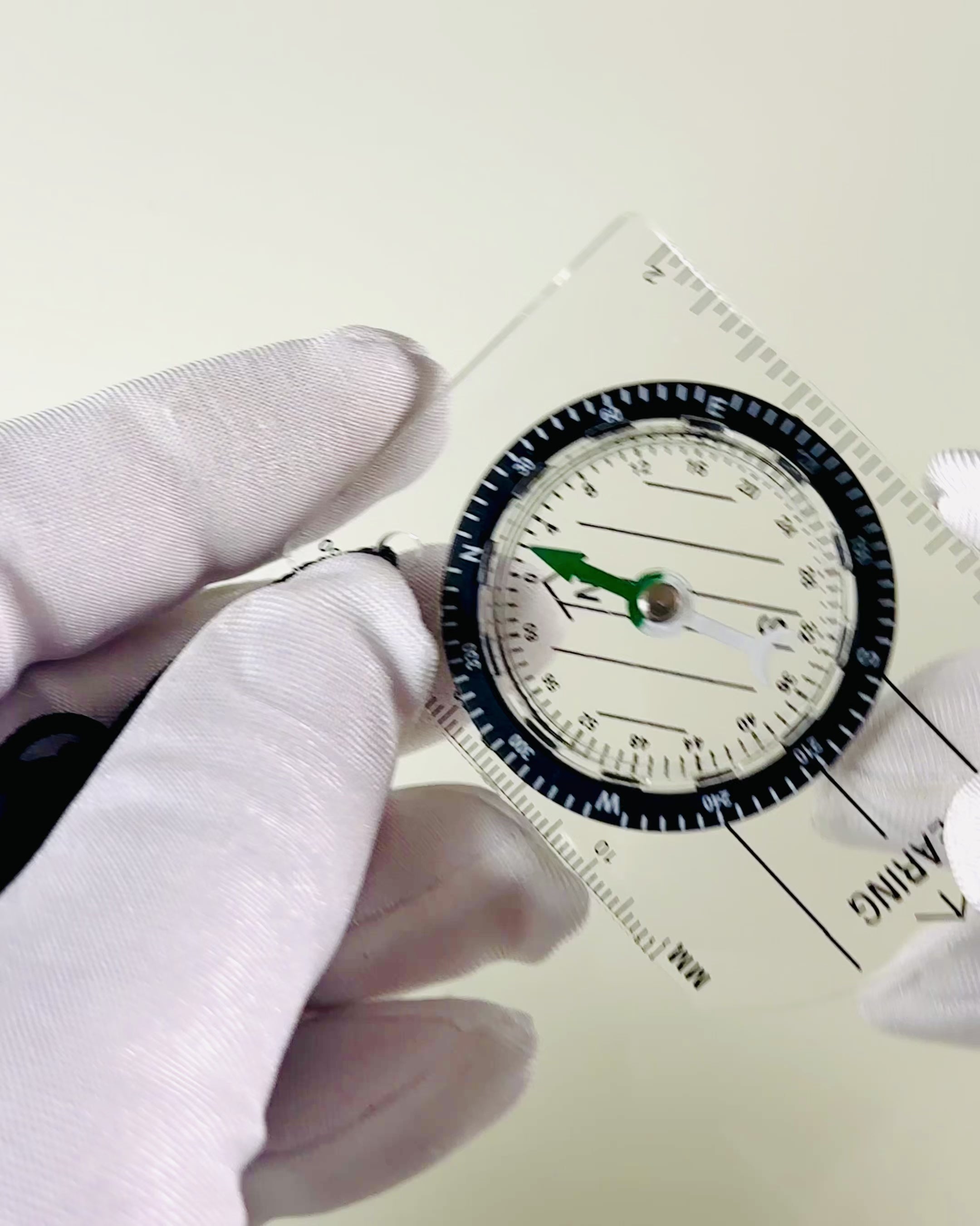 Turistkompas "Przewodnik Awanturnika" - Gennemsigtig, Mini Akryl med Hængesnor og Kortskala, med gravering