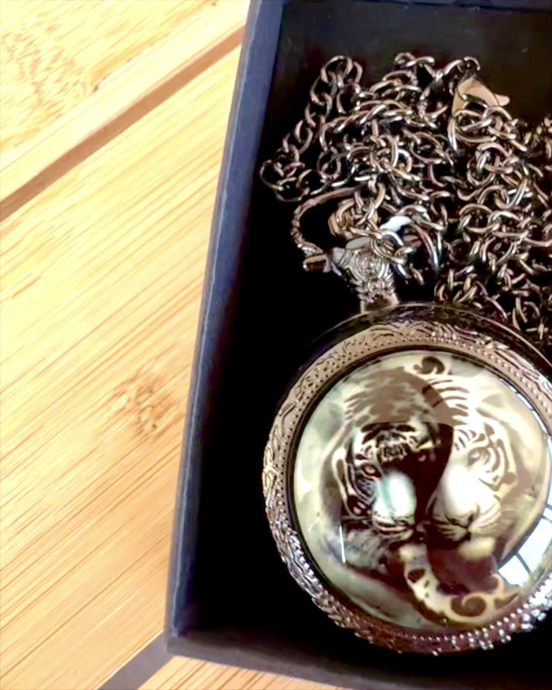 Lommeur "Tygrisk Elegance" i rustfrit stål med mulighed for gravering som gave