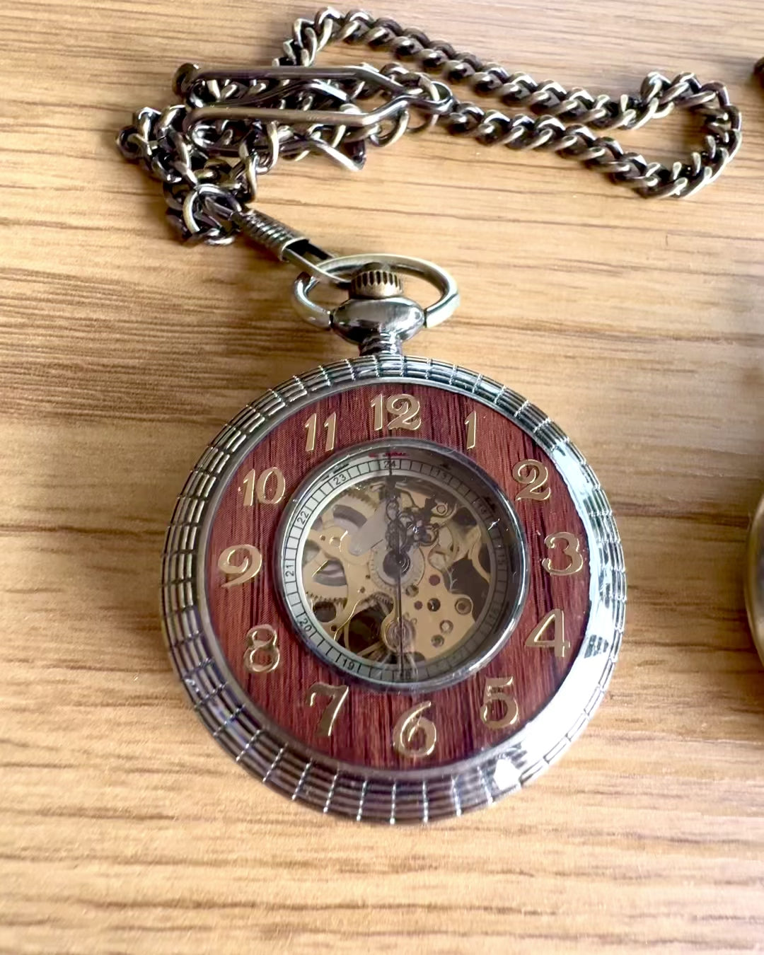 Lommeur „Veritas Tempus” – mekanisk tidsmåler med mulighed for gravering som gave, 2 varianter at vælge imellem
