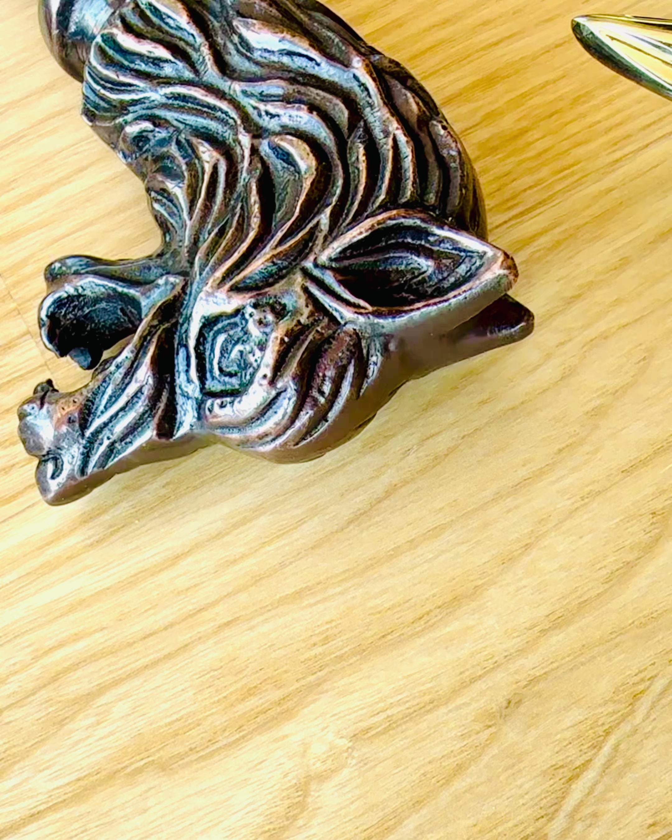 Spadserestok 'Wolf' - Indisk Mango Træ med Mulighed for Gravering, brun med udskåret mønster