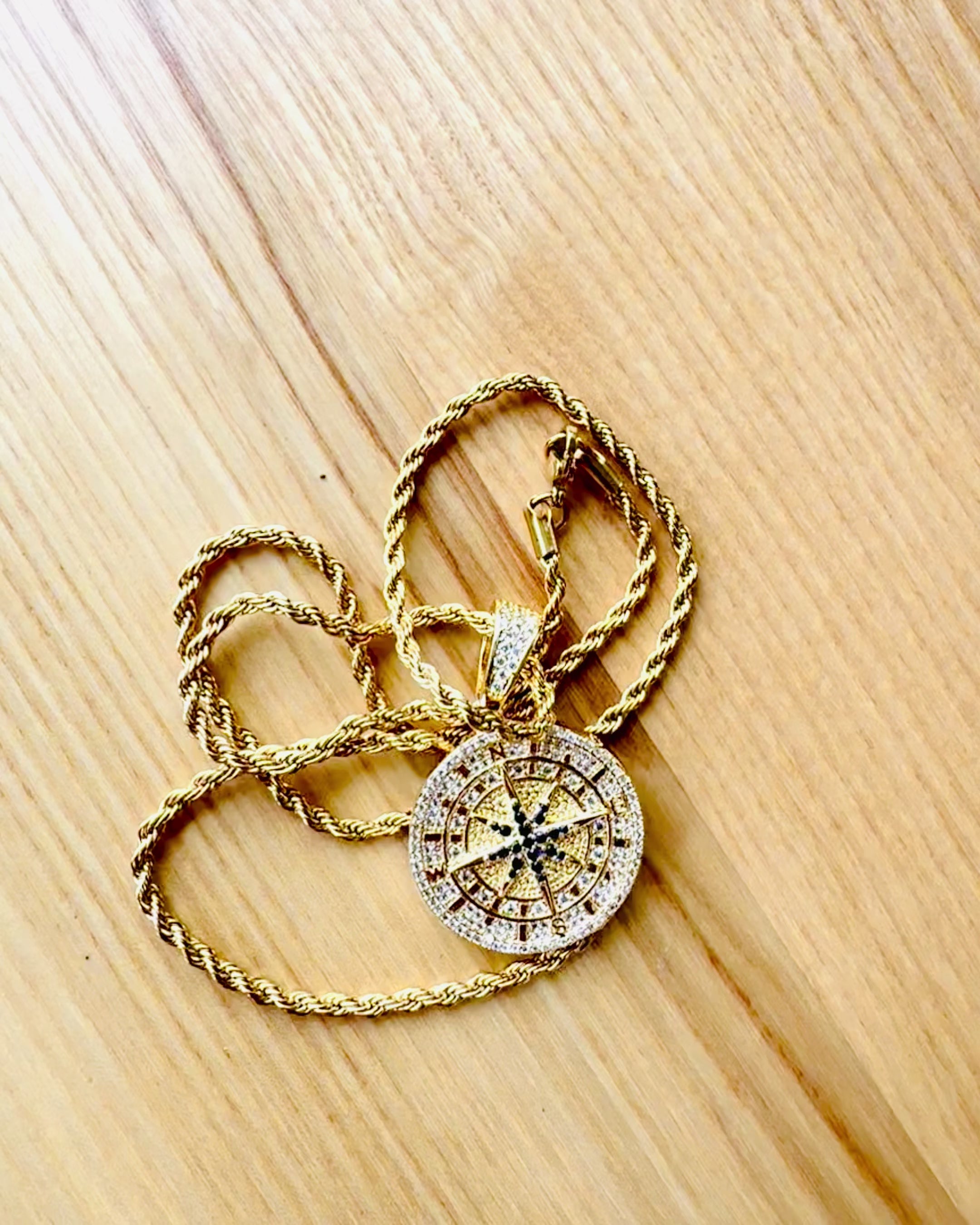 Halskæde med Kompasvedhæng i Glamour Stil med Zirkoner til Kvinder og Mænd - guld farve, gravering