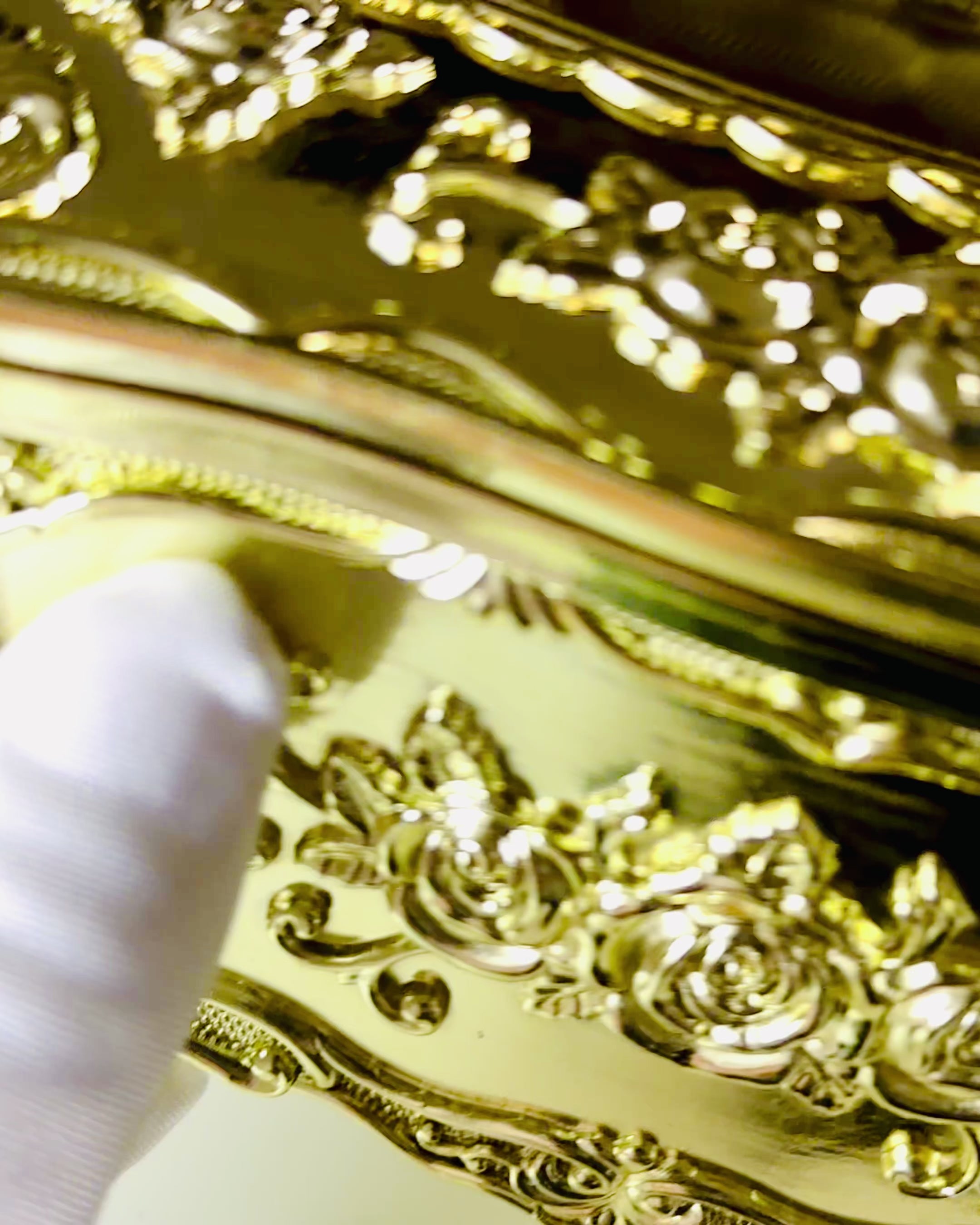 Elegant æske til servietter med præget blomster - Servietbeholder