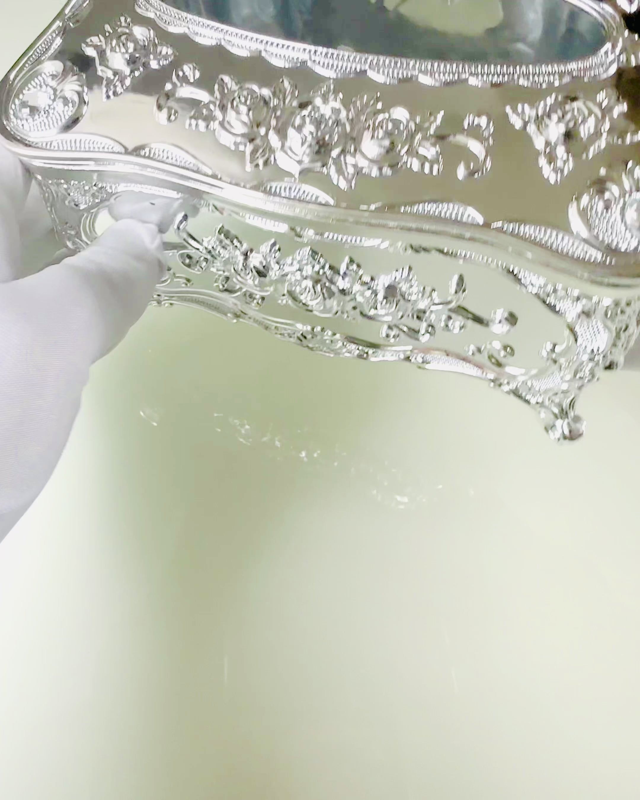 Elegant æske til servietter med præget blomster - Servietbeholder