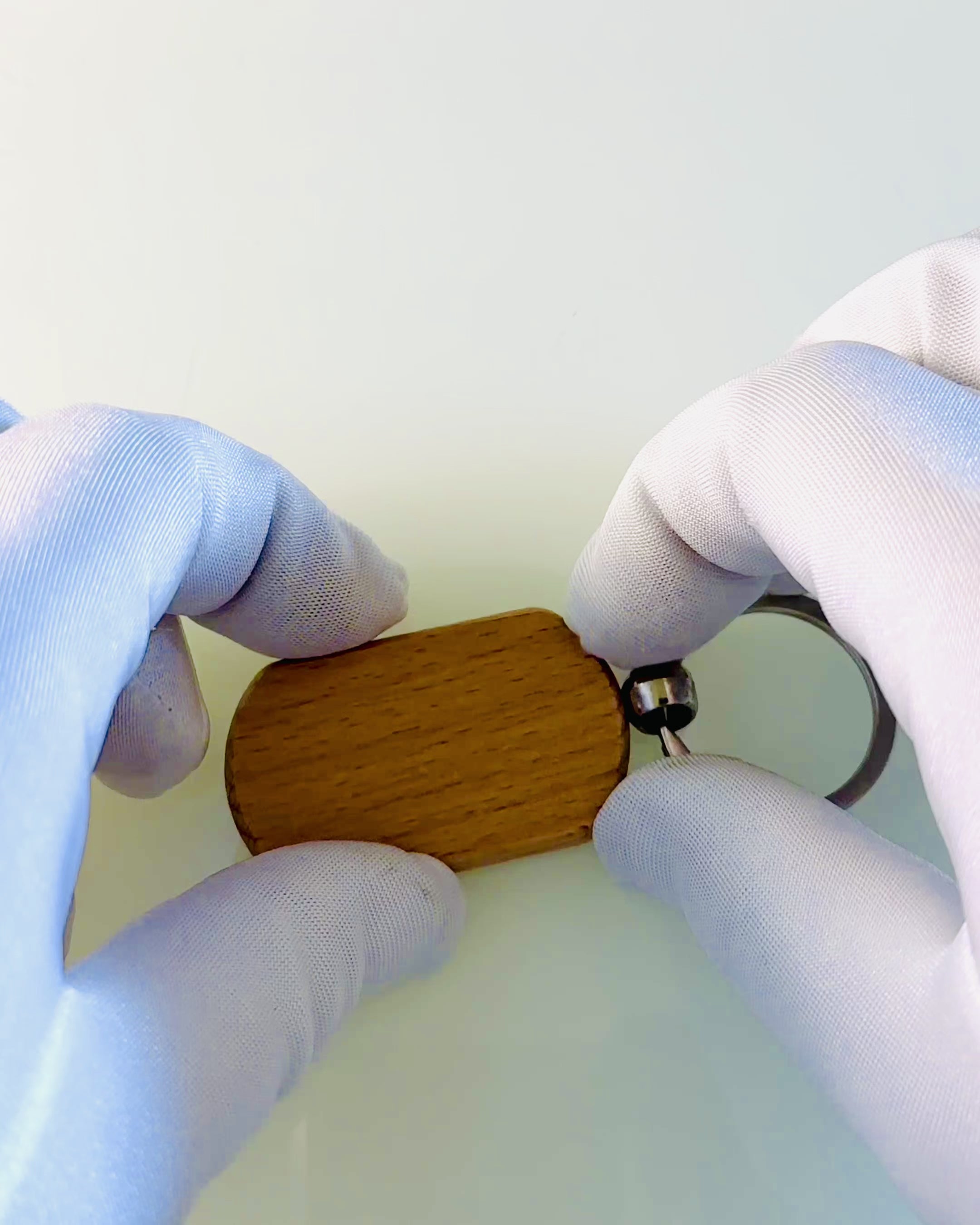 Elegant træ-nøglering med mulighed for personlig gravering – ideel som gave