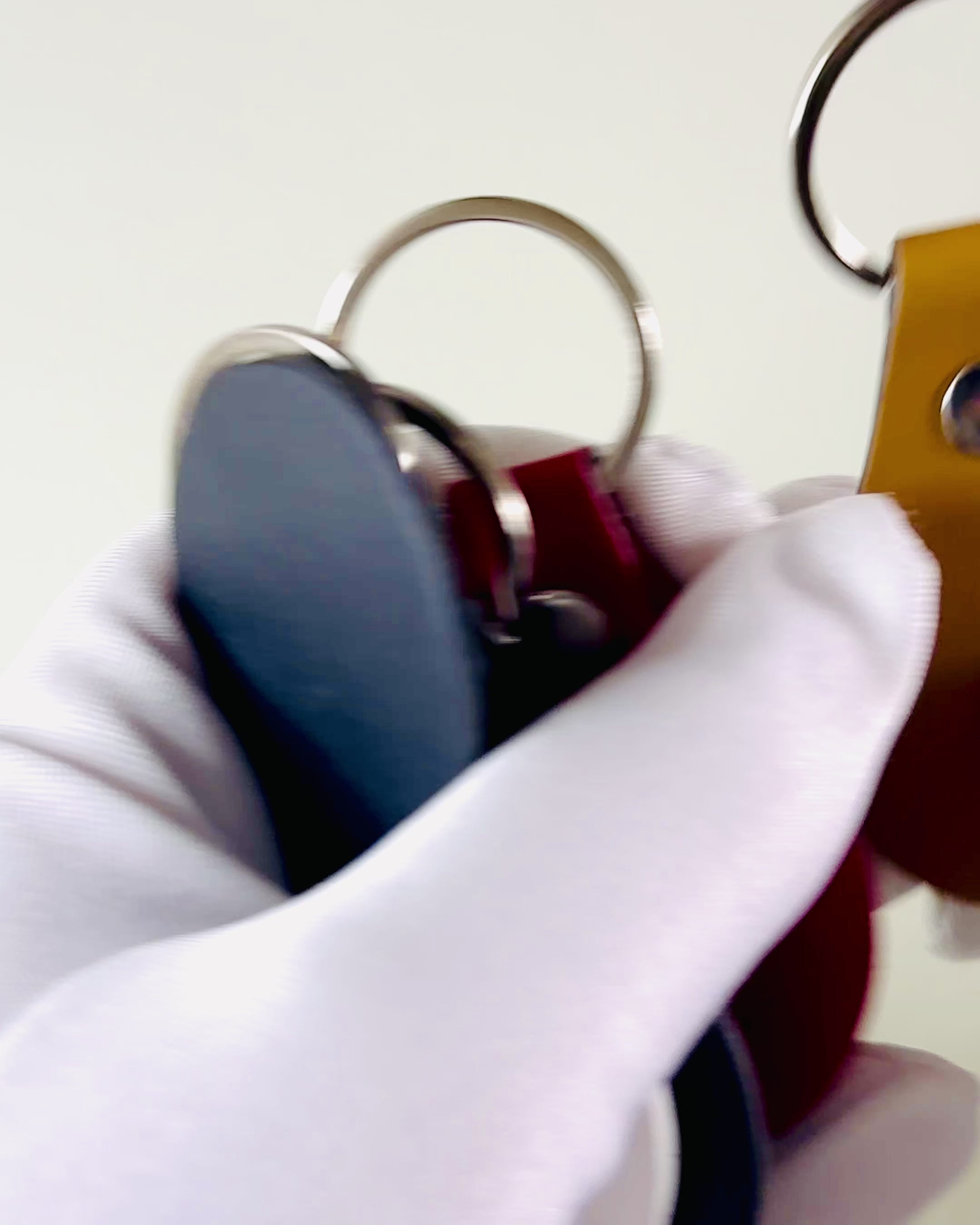 PU Lædernøglering med Mulighed for Personlig Gravering - Tilgængelig i 5 Farver