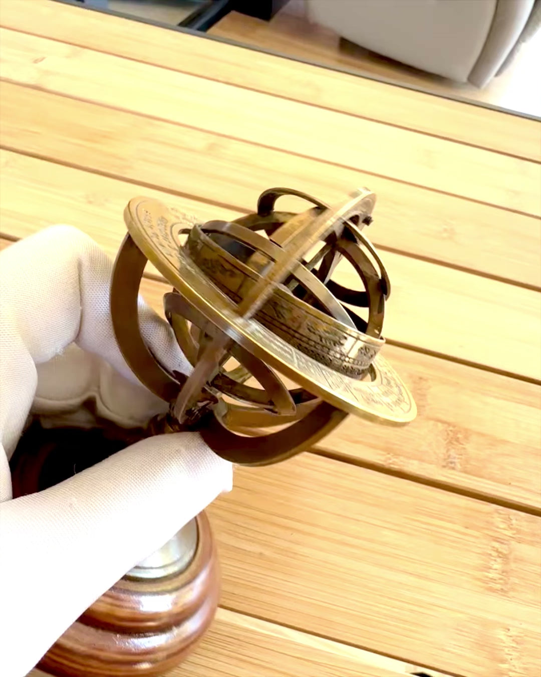 Messingarmilla "AstroGlobe" 13 cm høj, Håndlavet med Mulighed for Gravering, dekoration til kontoret