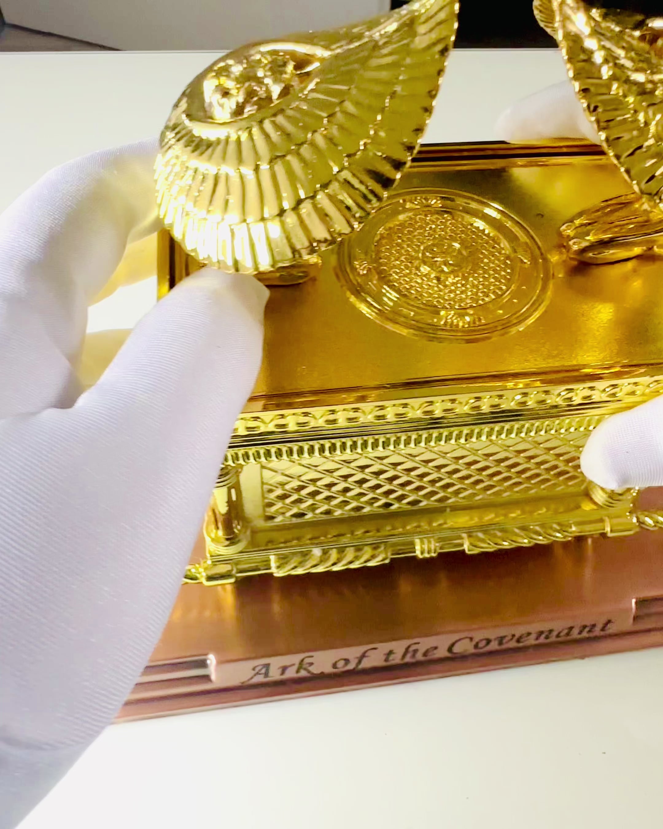 Forgyldt Replika af Pagtens Ark – Dekorativ Ark Statue i Kobber i Størrelse XL 28x15.6x20 cm