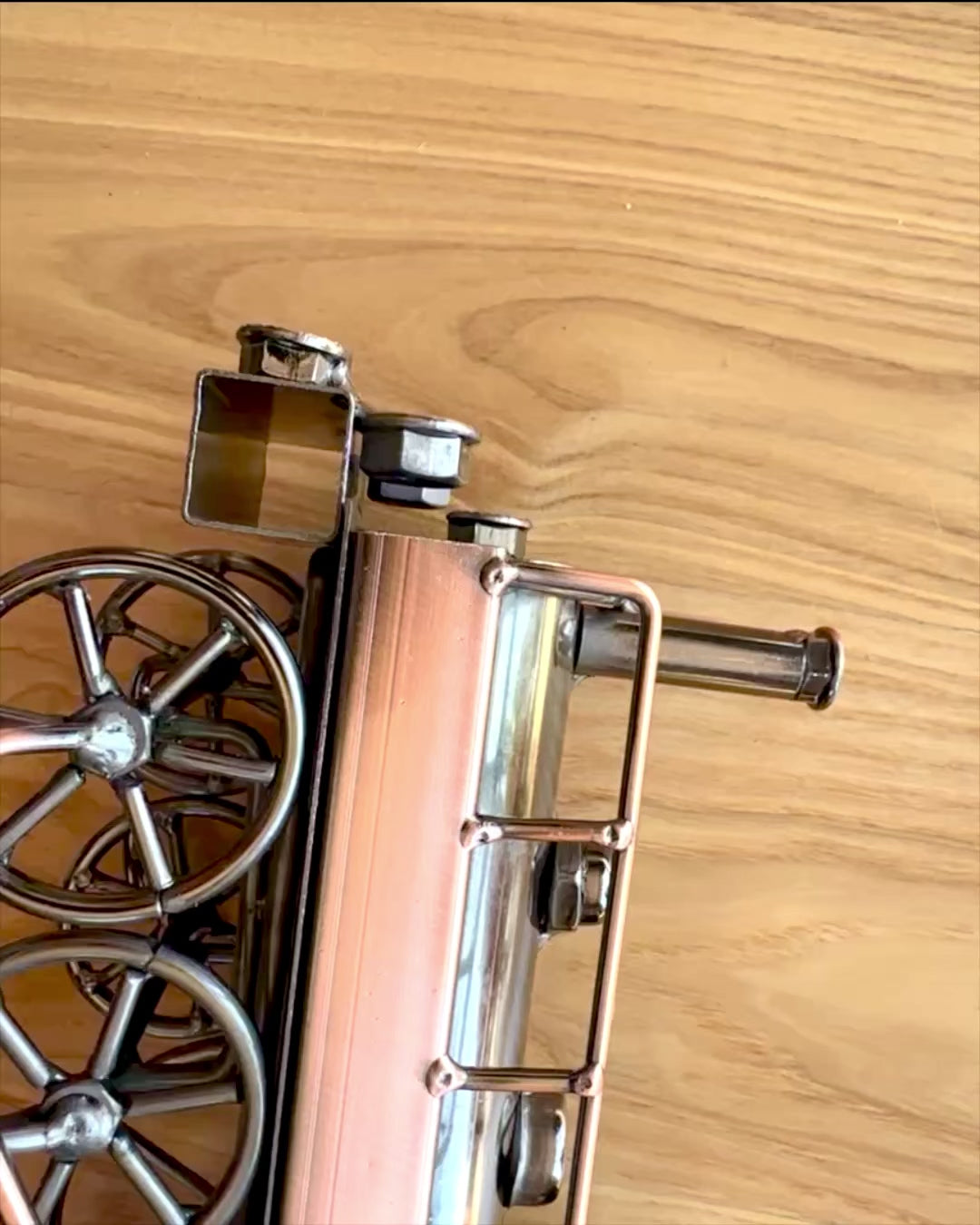 Lokomotywa af jern "Retro Express" – dekoration, model, håndlavet med mulighed for gravering som gave