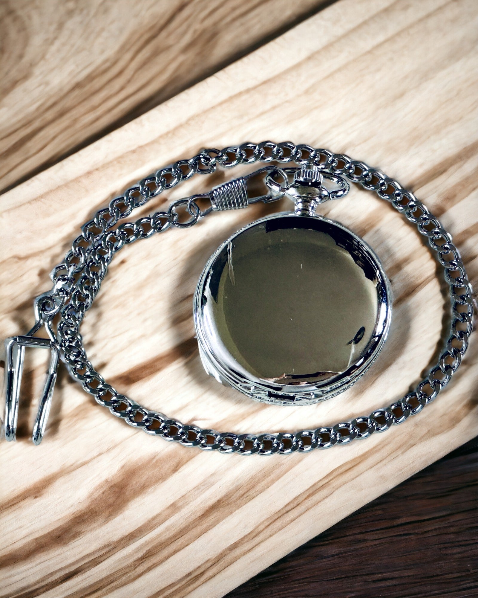 Lomme Kompas Sølvfarvet i Retro Stil med Filigran Mønster – Elegant og Praktisk. Gravering