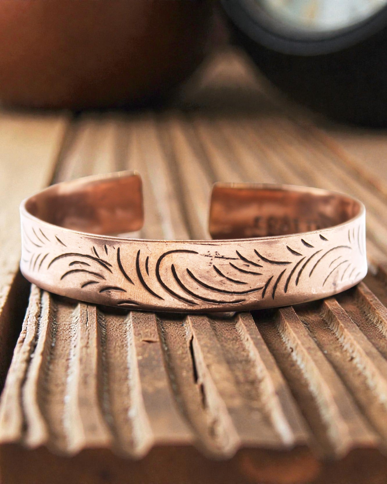 Tibetansk kobberarmbånd Tribal Flow – brede slyngninger