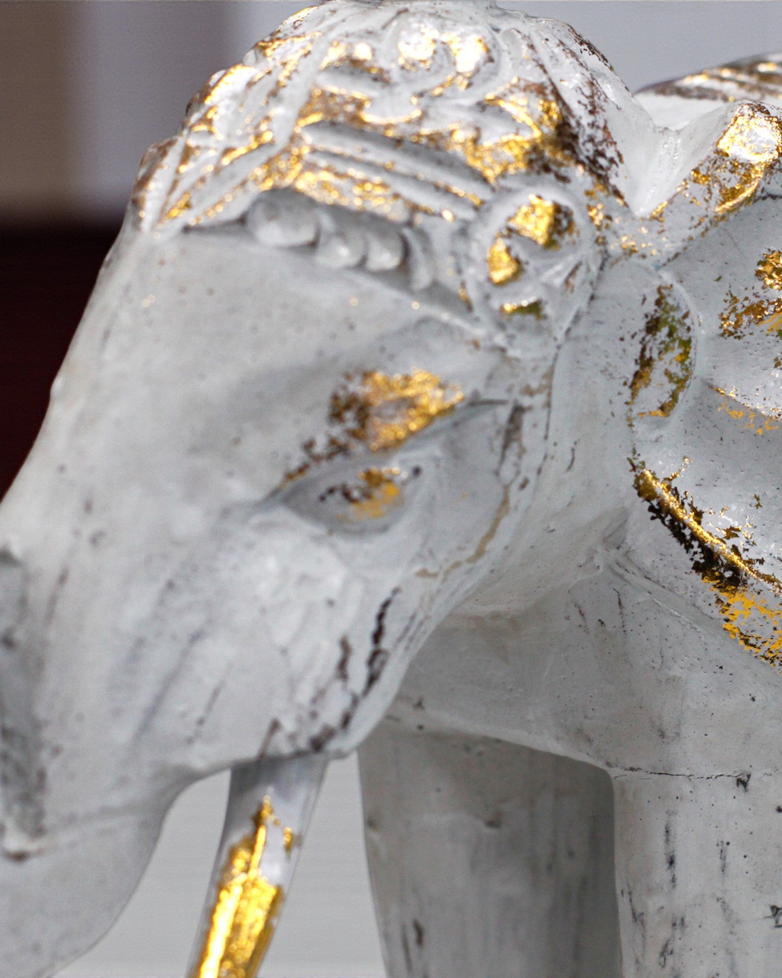 Elefantskulptur 24 cm – Hvid og guld