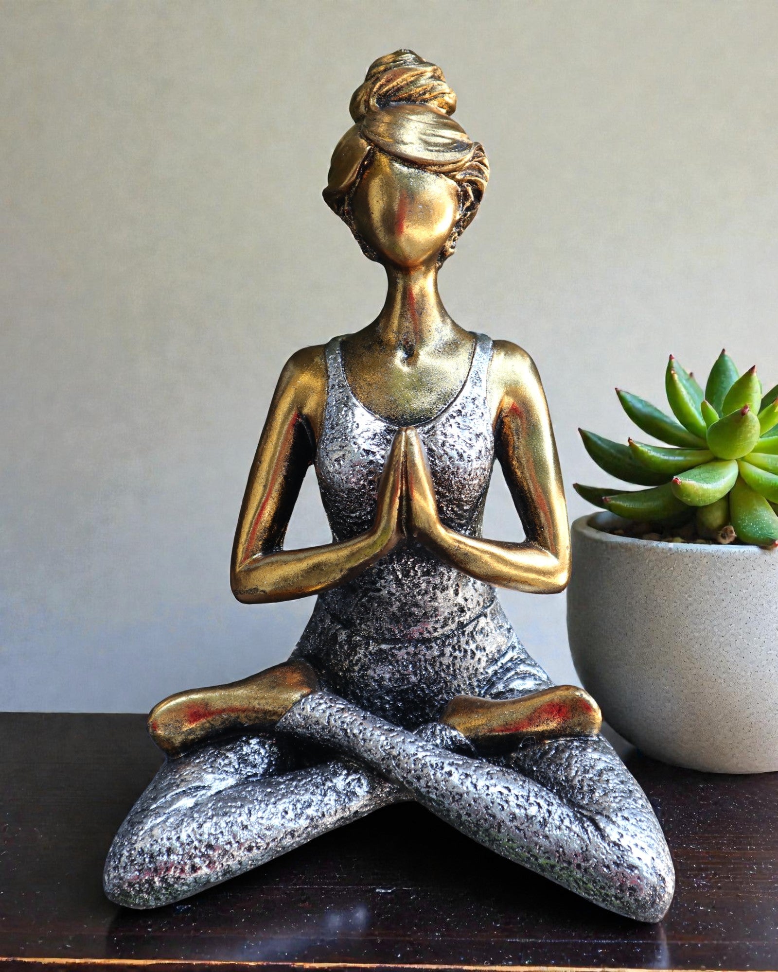Kvindefigur 24 cm – Yoga guld-sølv klassik