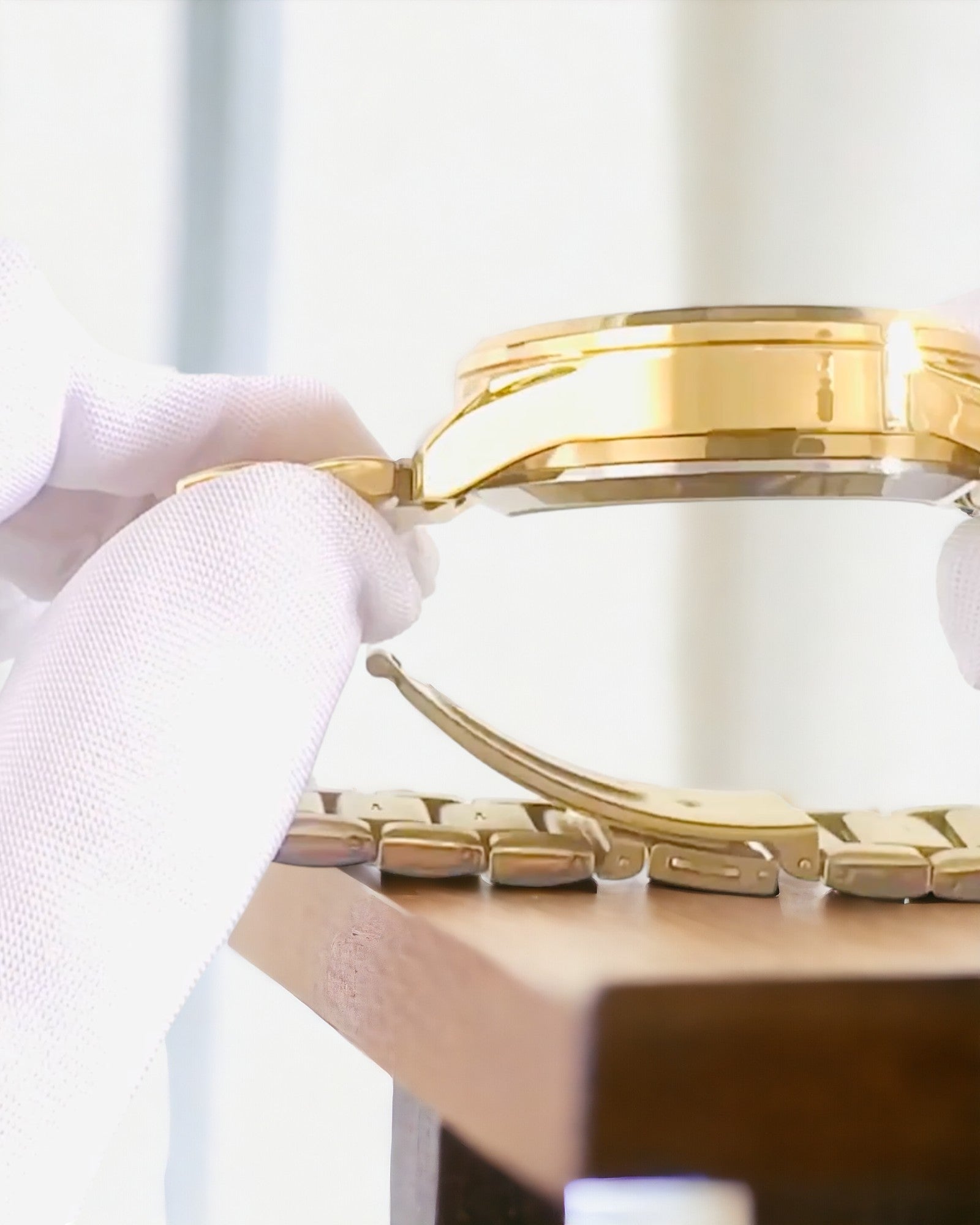 Herreur med sportsdesign og gennemsigtigt kvartsurværk på begge sider samt armbånd i aluminium – Ideel som gave. Personliggørelse med gravering