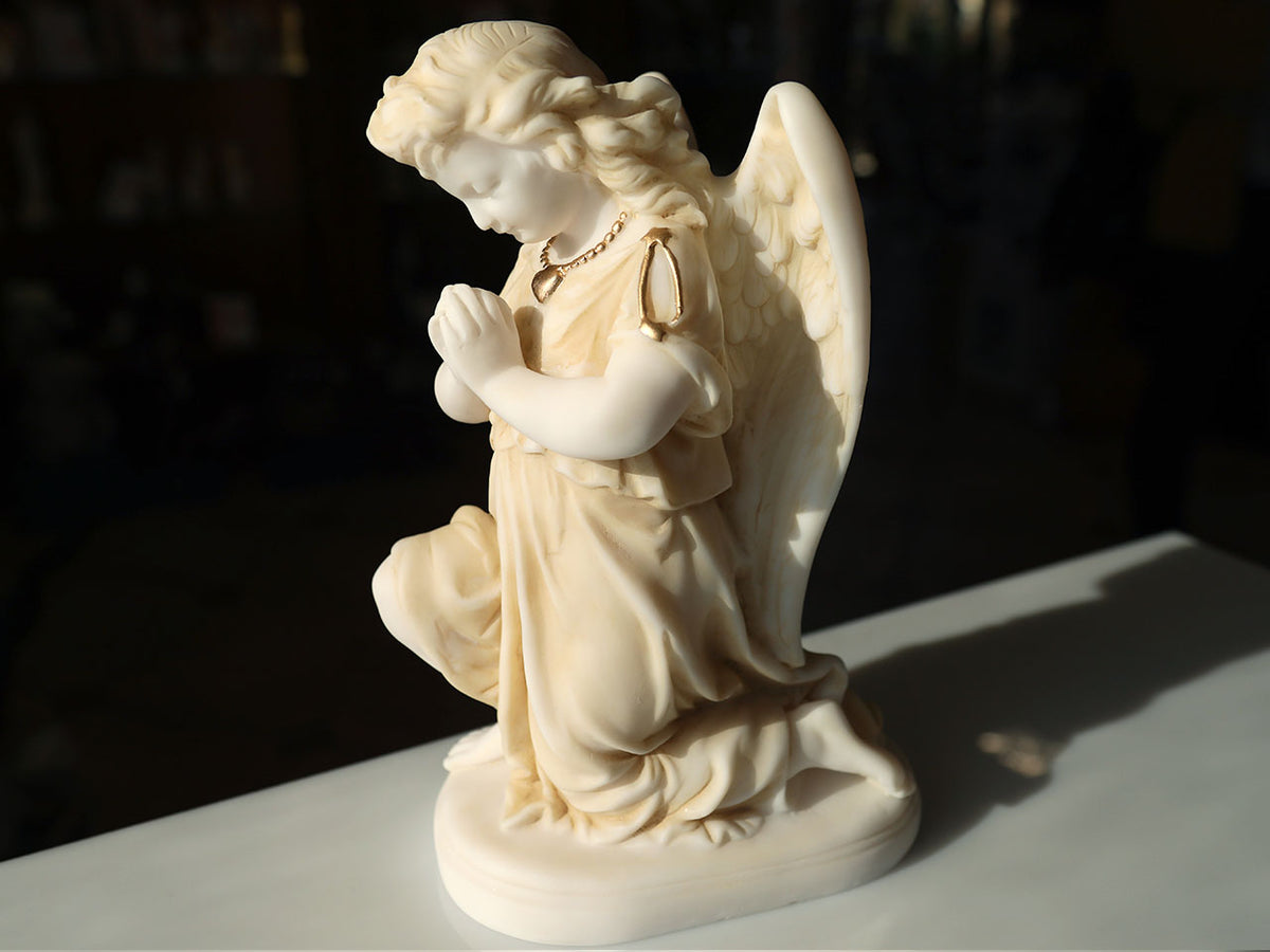 Alabastengel i bøn - figur af alabast 25cm med mulighed for personlig gravering