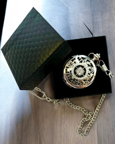 Lomme Kompas Sølvfarvet i Retro Stil med Filigran Mønster – Elegant og Praktisk. Gravering