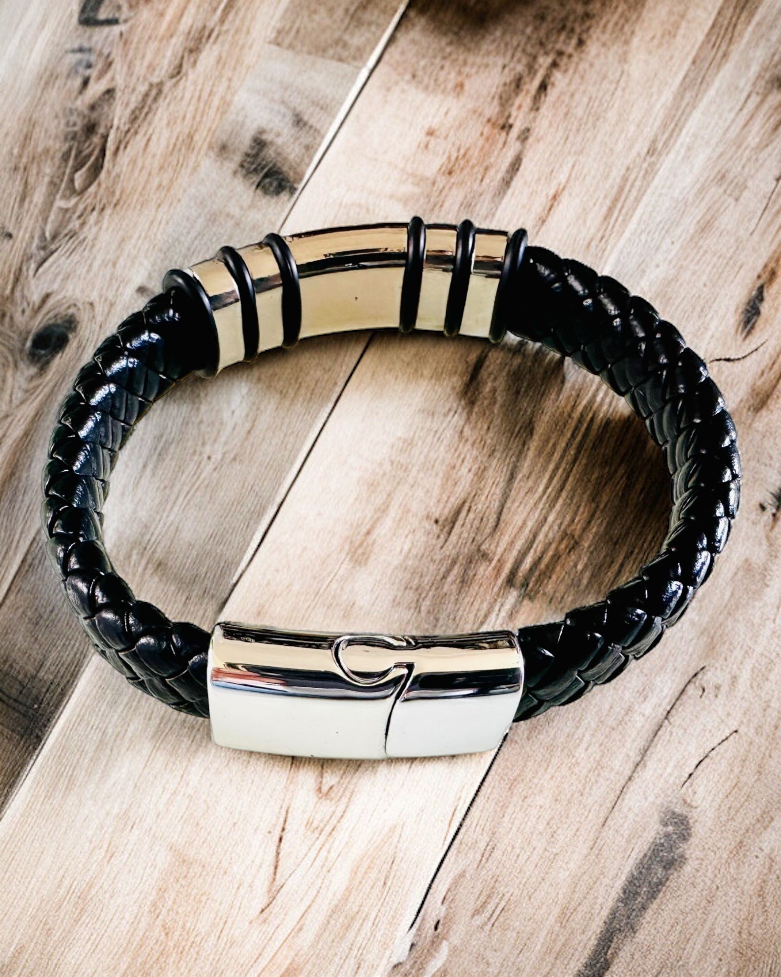 Moderne Hip Hop Armbånd til Mænd med Personlig Gravering og Magnetisk Lukning – Vælg Stil med Sølv- eller Gulddetaljer, 22cm PU Læder