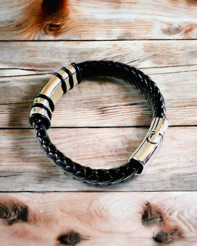 Moderne Hip Hop Armbånd til Mænd med Personlig Gravering og Magnetisk Lukning – Vælg Stil med Sølv- eller Gulddetaljer, 22cm PU Læder