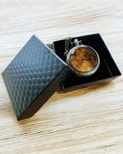 Klassisk Kvarts Lommeur med Verdenskort – Vedhæng med Kæde i Vintage Stil til Hende og Ham, gravering