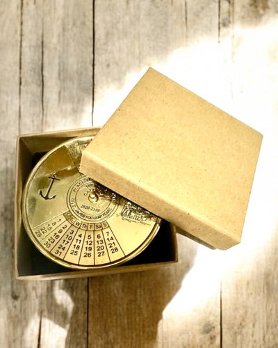 Evighedskalender Maritimt sejl – 100-års messingkalender – mulighed for indgravering som gave